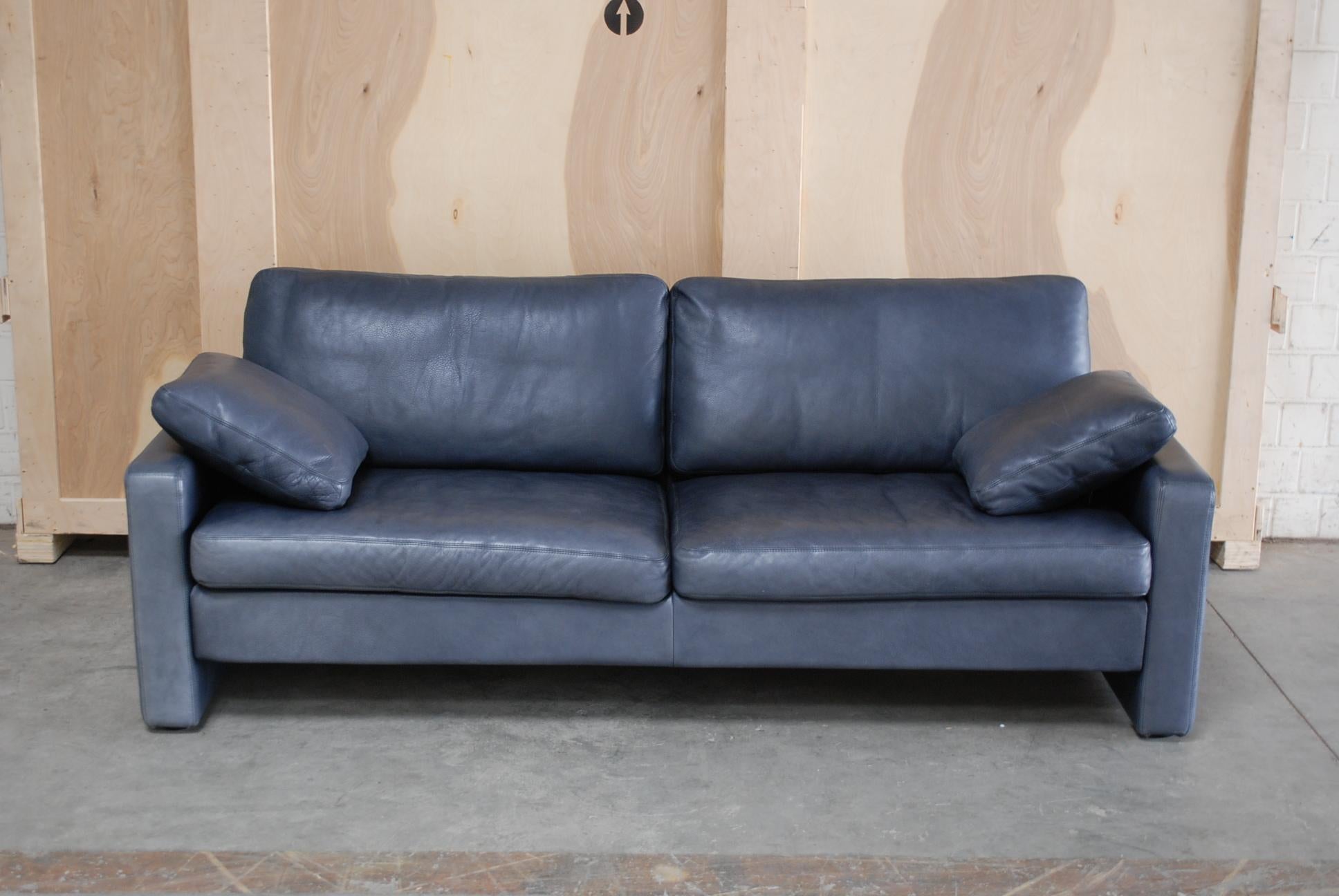 COR Conseta Blaues Leder-Sofa (Moderne) im Angebot