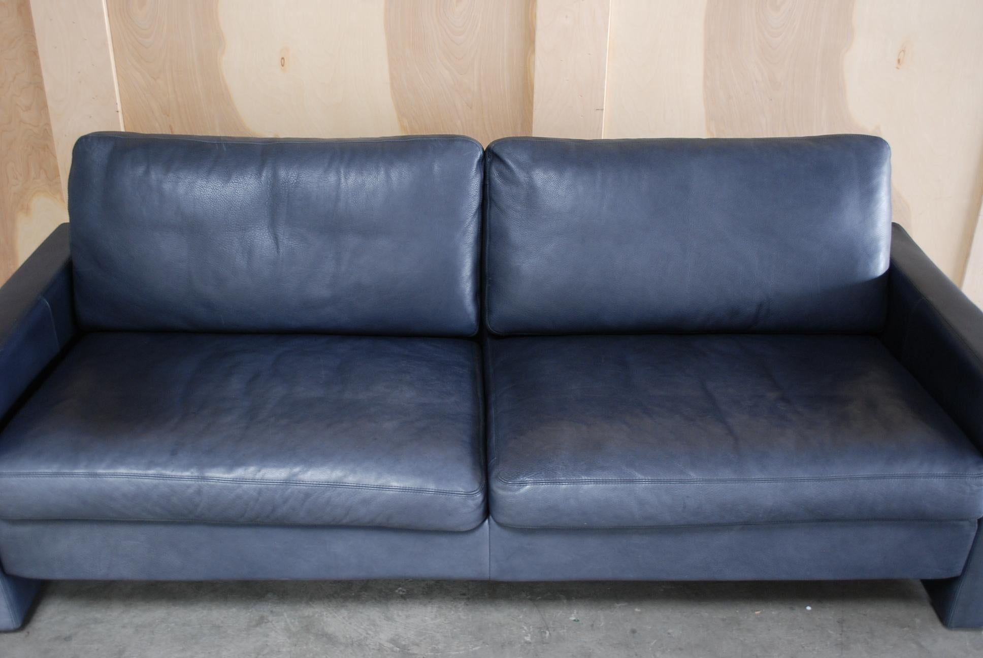 COR Conseta Blaues Leder-Sofa (Deutsch) im Angebot