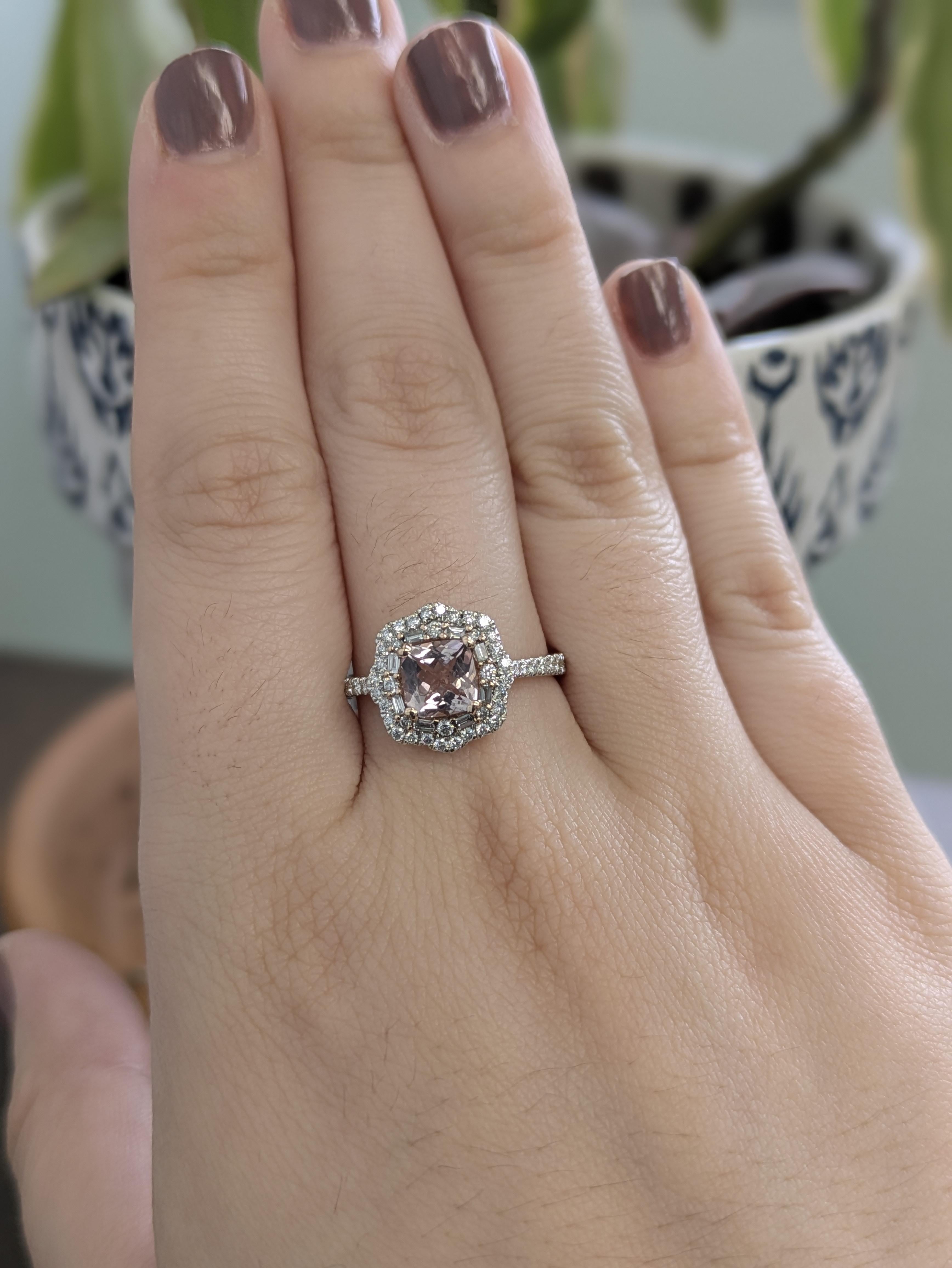 Conquista corazones con este exquisito anillo de morganita Cor de Rosa de 0,8 quilates, que exhibe una delicada gema rosa melocotón abrazada por un brillante halo doble de auténticos diamantes extraídos de la tierra. Fabricado en oro blanco y rosa