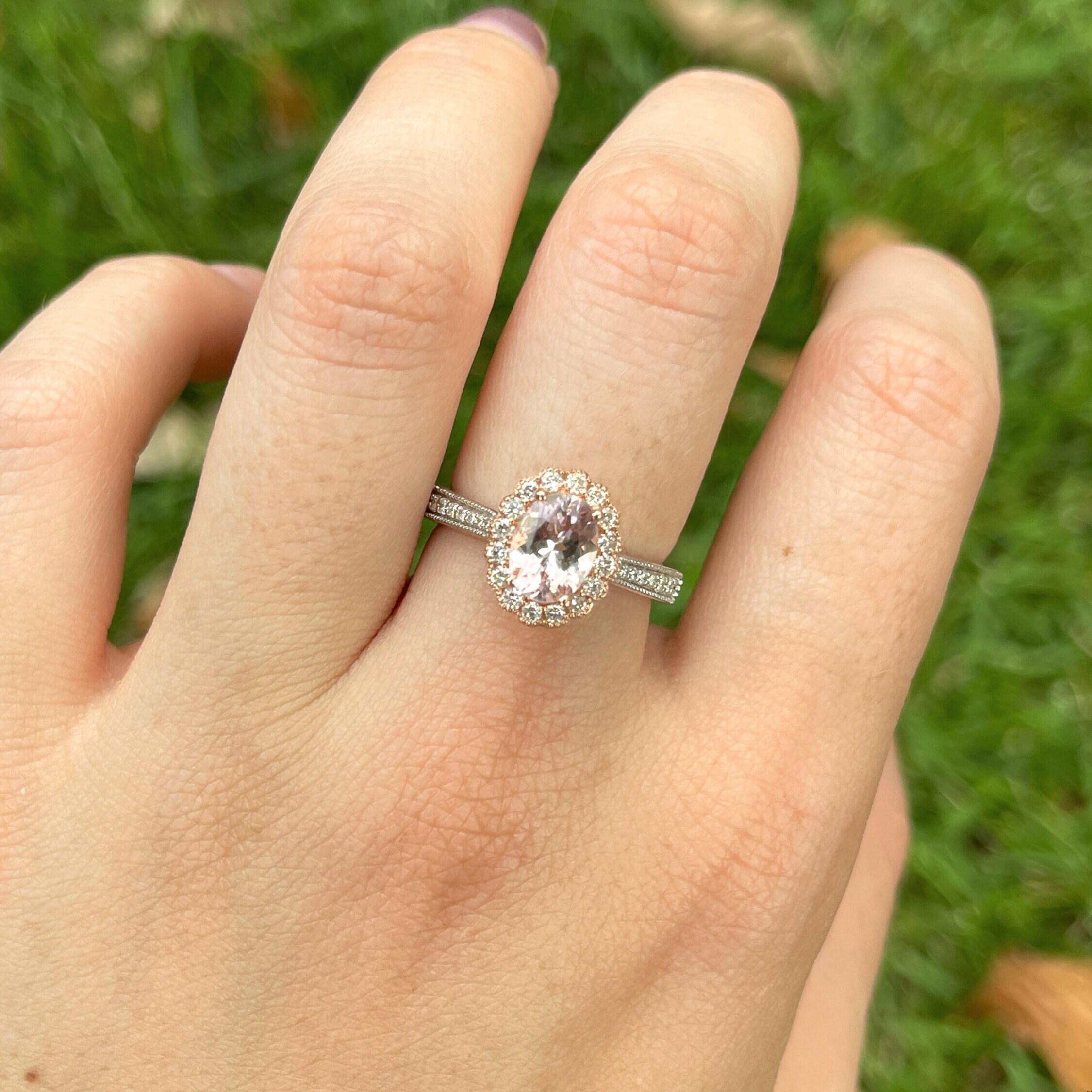 Dieser Ring im Vintage-Stil enthält einen funkelnden AAA COR de Rosa Morganit mit natürlichen Diamanten aus Erdminen, die in 14 Karat zweifarbigem Rosé- und Weißgold gefasst sind. Dieser Ring ist ein atemberaubendes Accessoire für jeden Look!
Ein