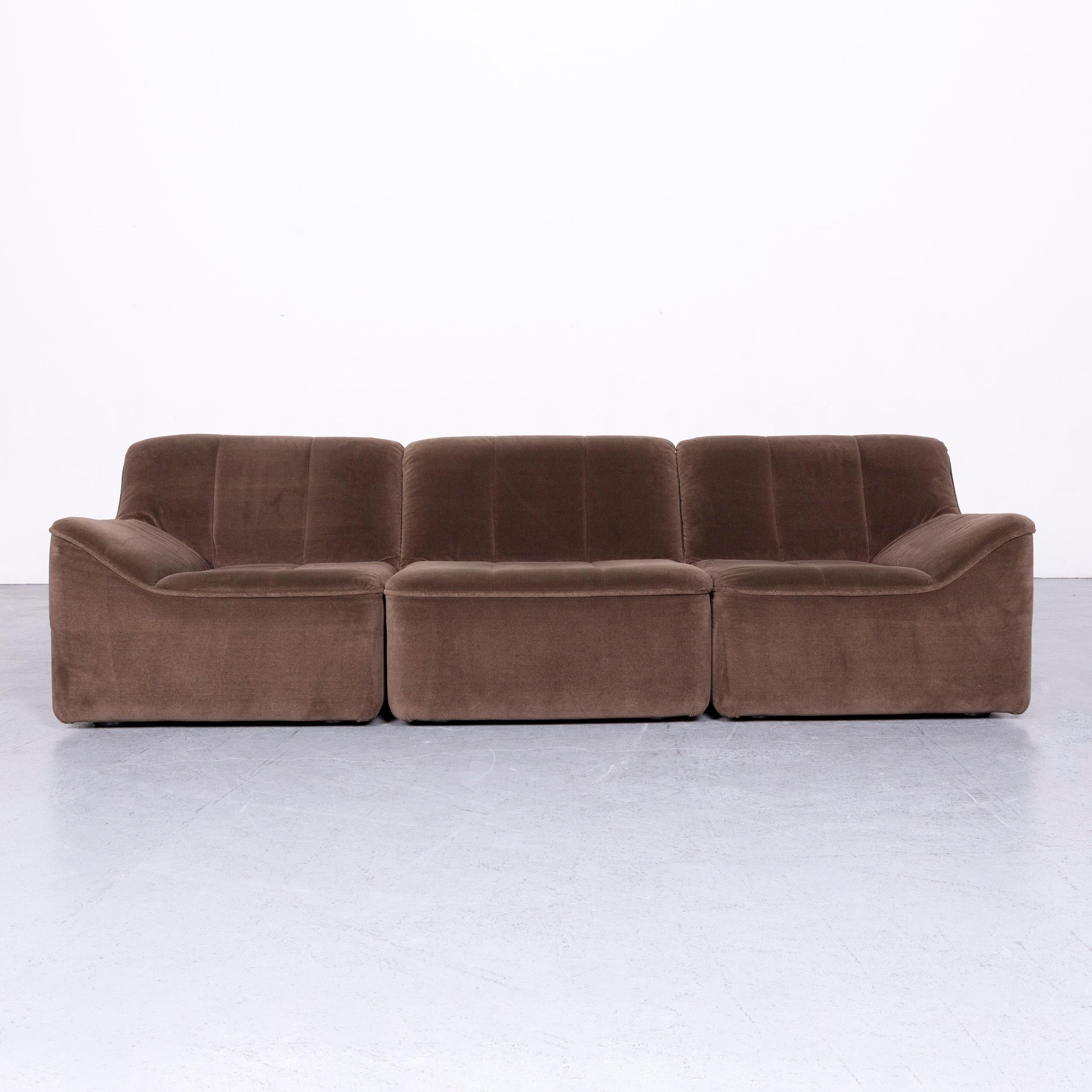 We bring to you a COR designer fabric sofa brown three-seat couch.

















