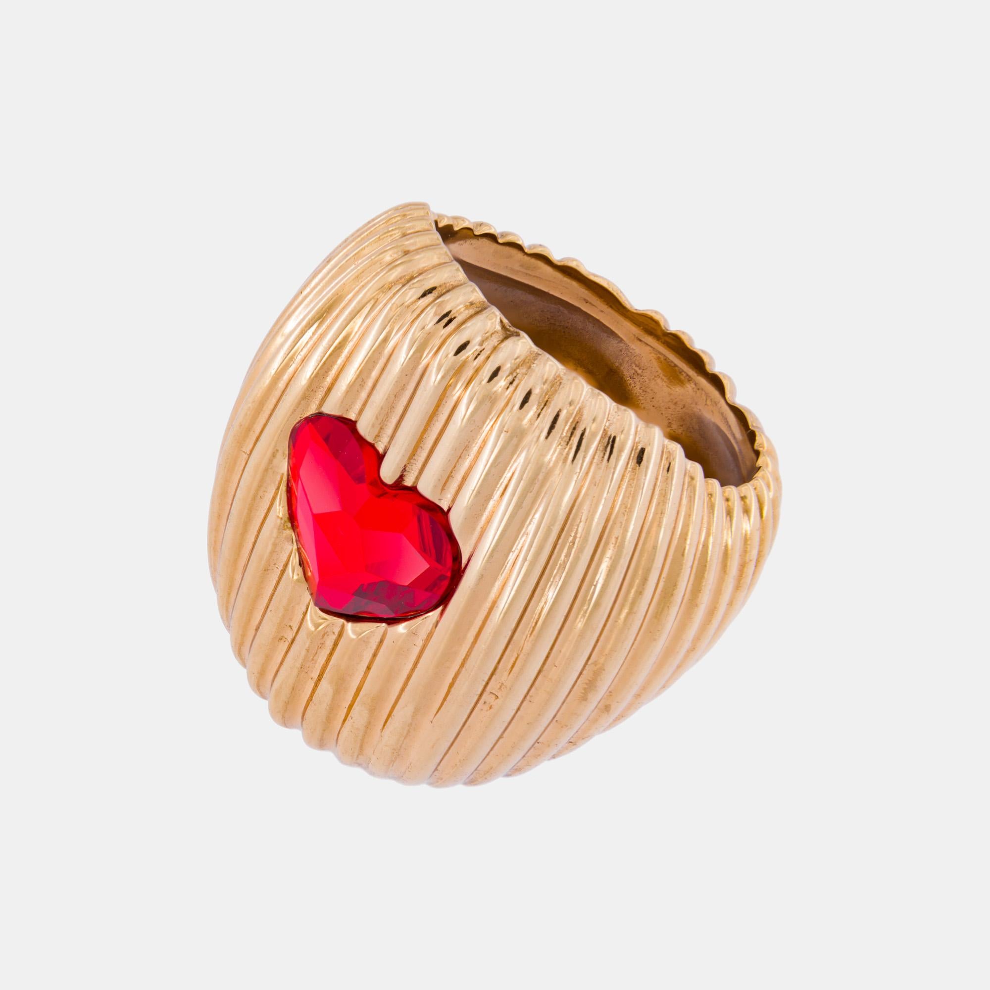 Cor represents the most romantic ring of the Hand Made Acchitto collection.

The essential poetry in this particular ring shows instinctively its passionate essence, expressed by a ruby-coloured Swarovski gem. The red crystal, whose cut has the