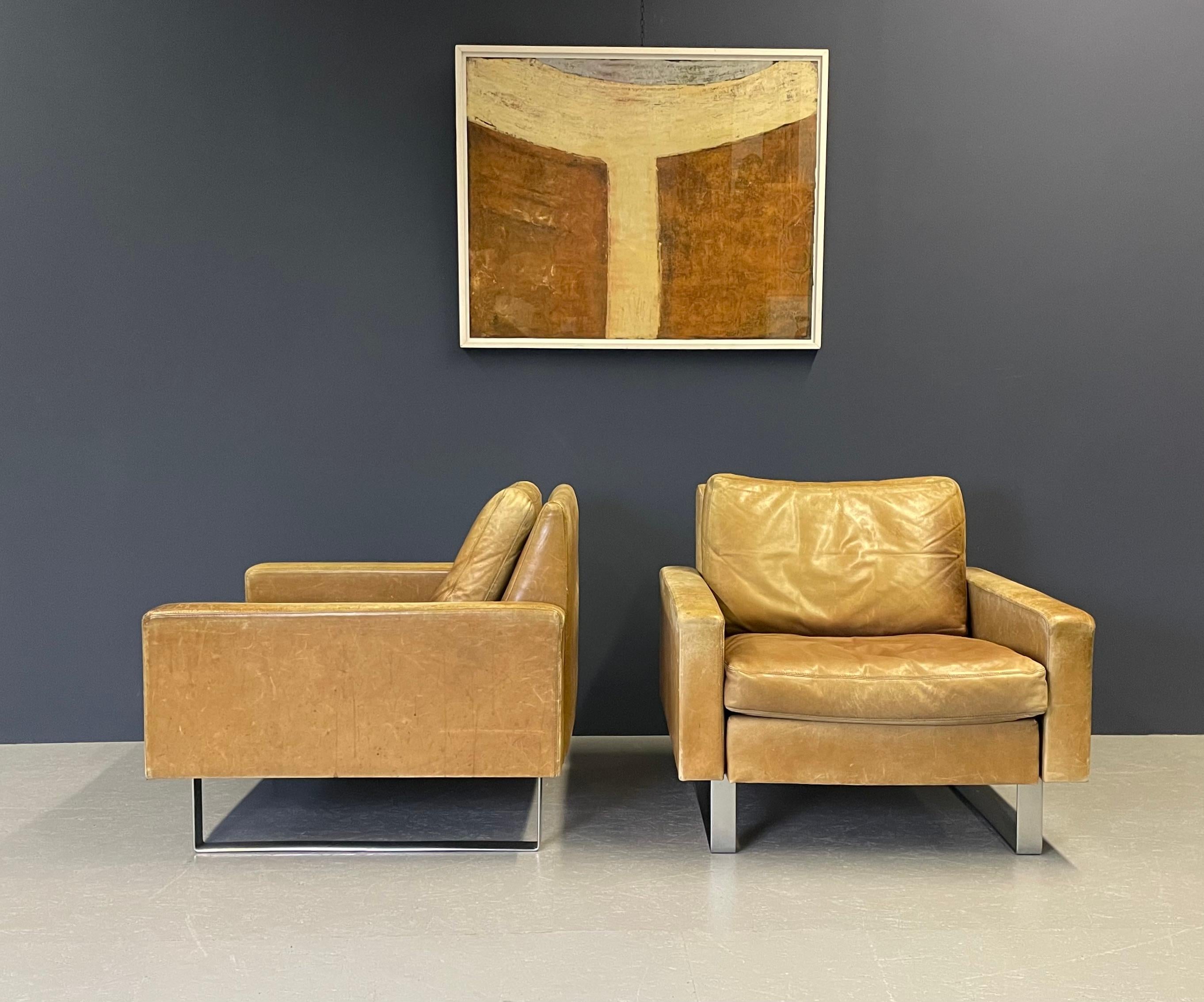 Ein tolles Set aus einem Sofa, zwei Sesseln und einem weißen Couchtisch