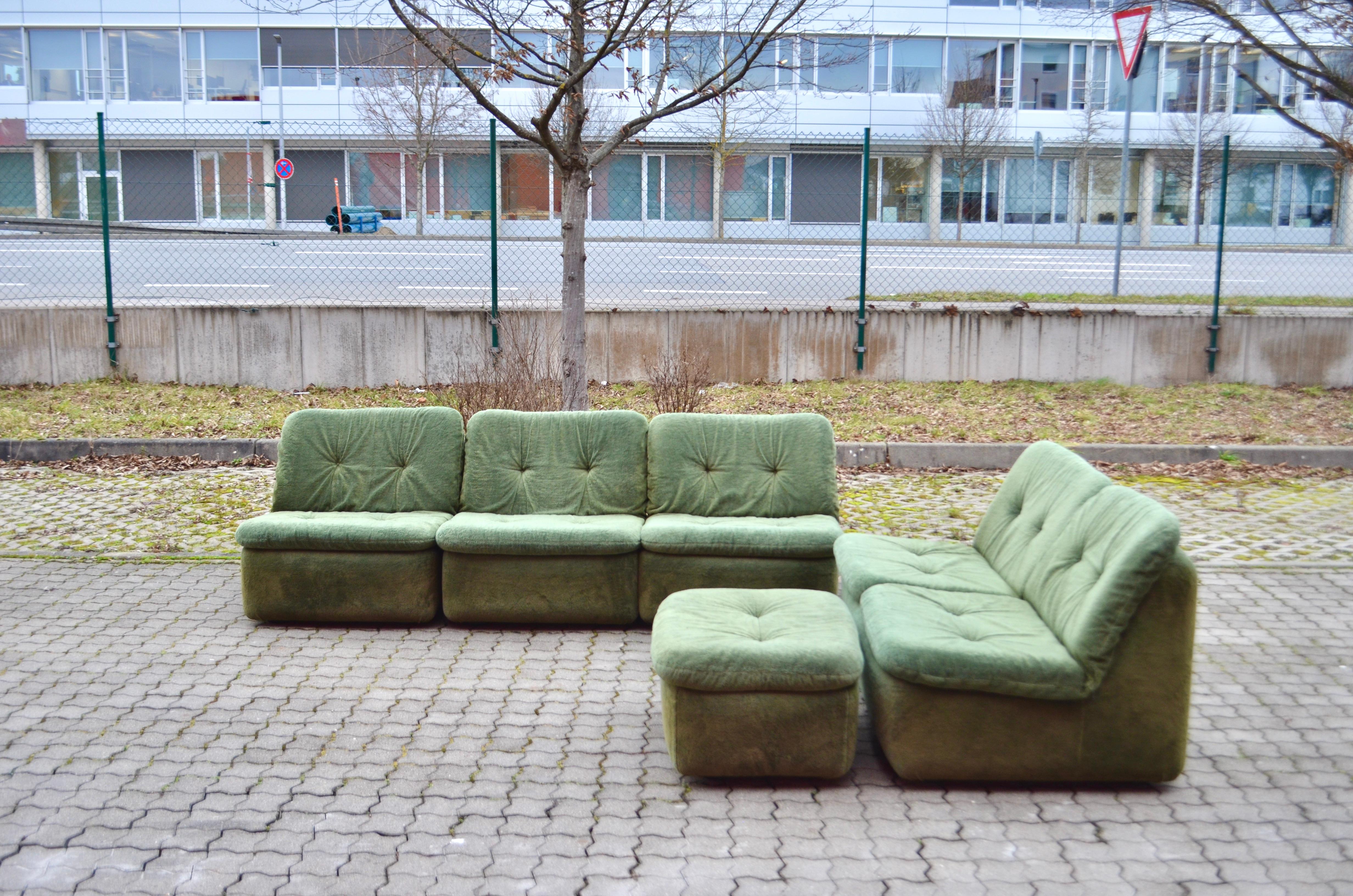 This is a rare and stunning Modular sectional sofa designed by Jo Otterpohl in 1969 for german manufacturer COR.
It is a pure 70ties design.
It consist 5 seating modules with loose cushions.
The fabric is soft Veloursflor and in mossgreen
It is