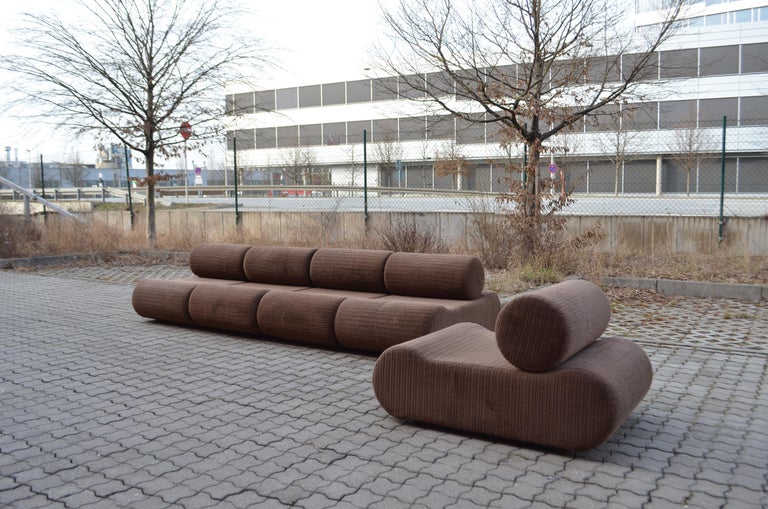 This is a rare and stunning Modular sectional sofa designed by Klaus Uredat in 1969 for german manufacturer COR.
It is a pure 70ties design.
It consist 5 seating modules with loose back cushions.
The sculptural design and the loose back cushion are