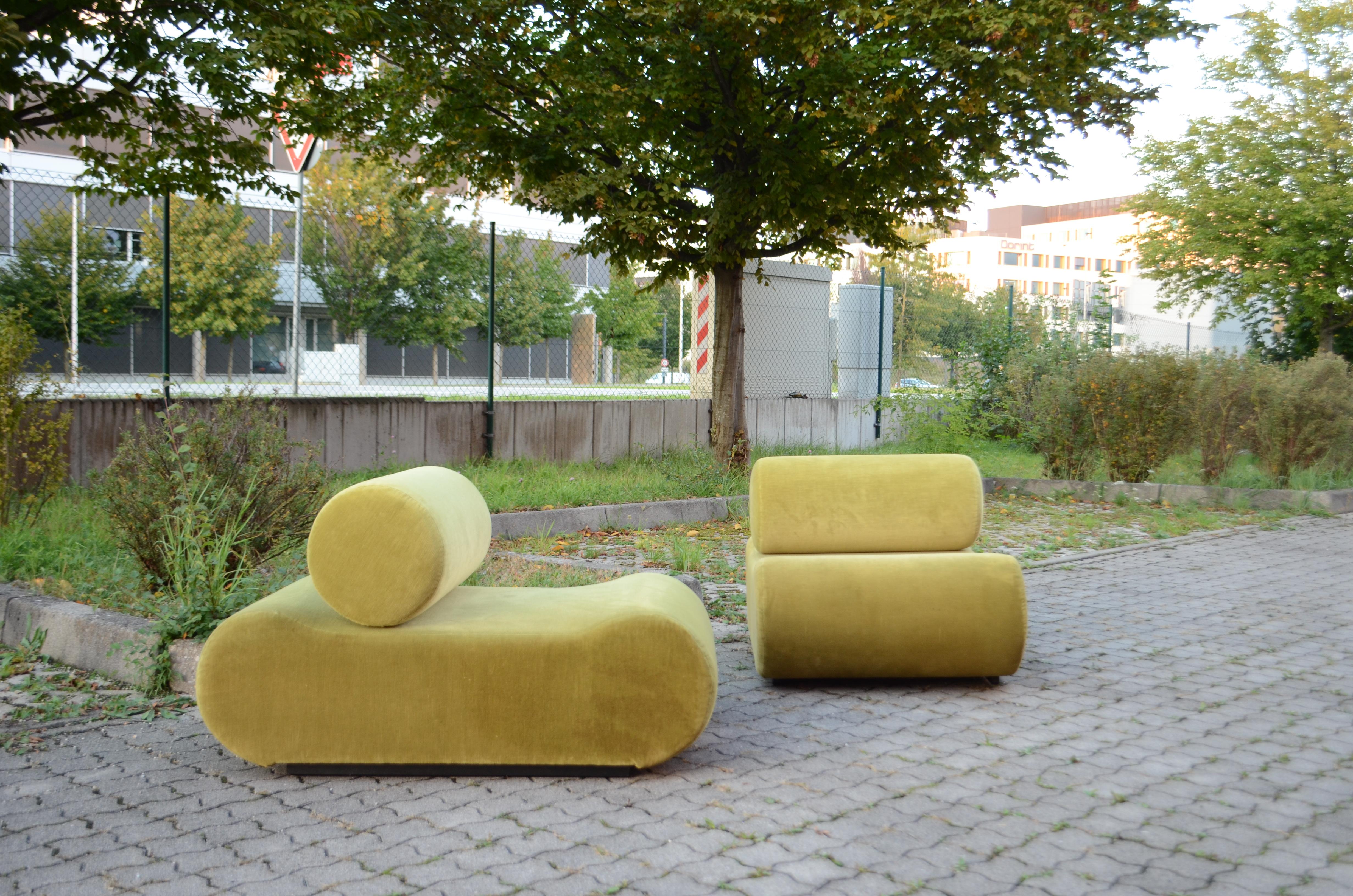 This is a rare and stunning Modular sectional sofa /Lounge Chair designed by Klaus Uredat in 1969 for german manufacturer COR.
It is a pure 70ties design.
It consist 2 seating modules with loose back cushions.
The sculptural design and the loose