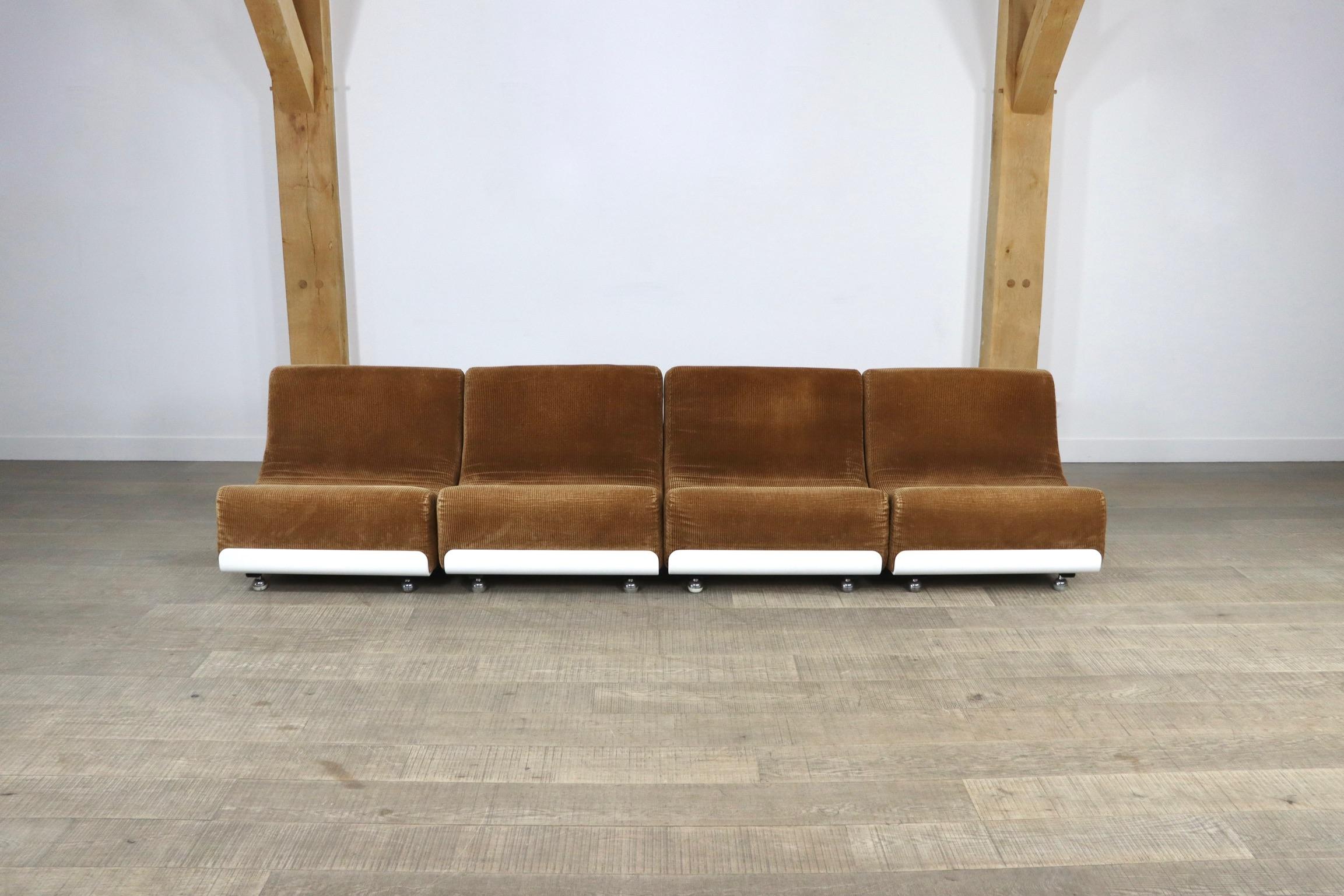 Erstaunlicher Satz von vier COR Orbis Elementen von Luigi Colani, 1970er Jahre. Diese Garnitur ist in sehr gutem Zustand und hat noch den originalen kupferfarbenen Kordbezug, der dem Sofa ein warmes Aussehen verleiht! Dieses Sofa sieht nicht nur