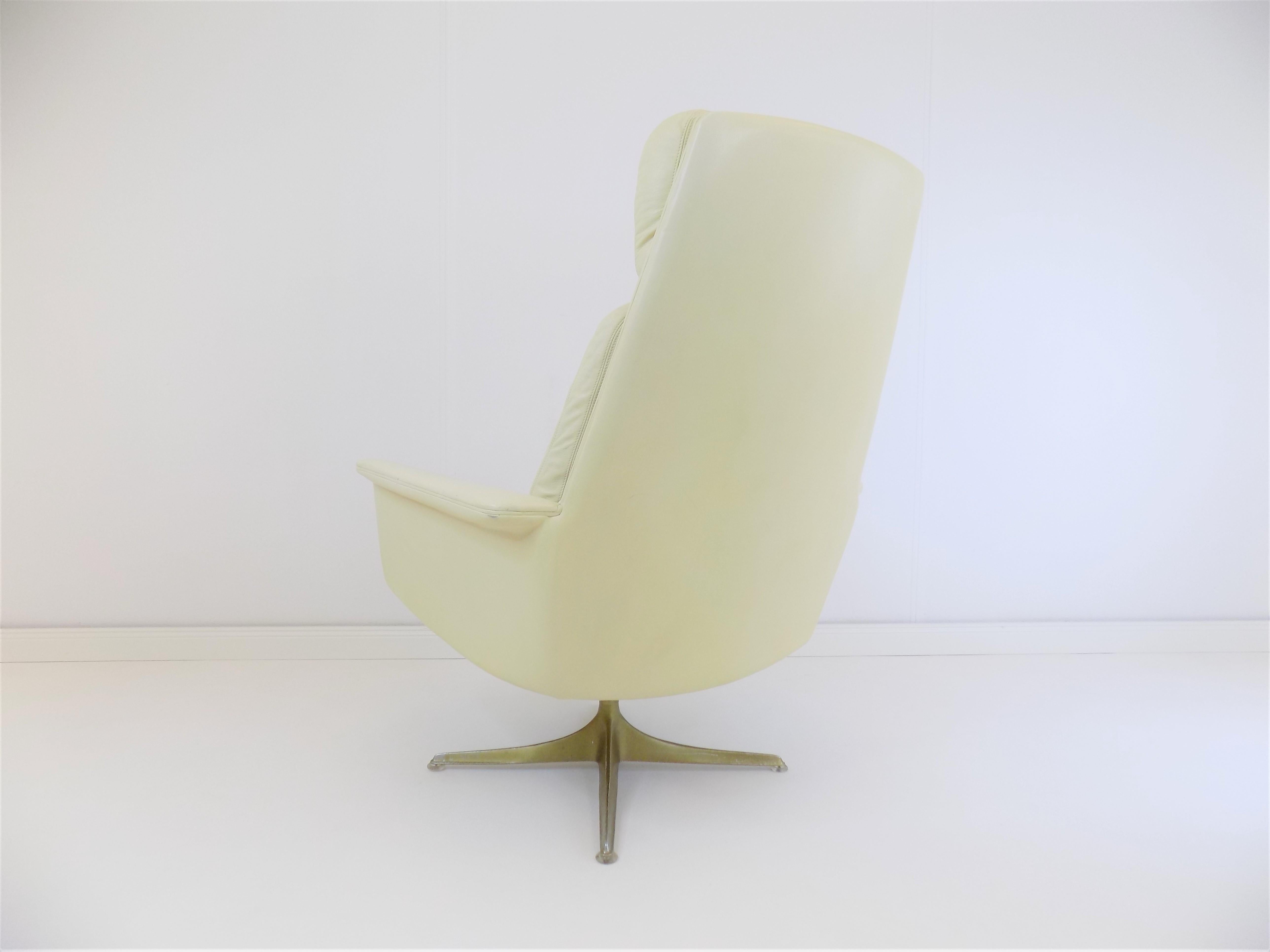 This very well-preserved Cor Sedia, with its timeless design, fits perfectly into todays living room. The ivory-colored leather is in excellent condition and gives the armchair an extremely elegant appearance. Light patina on the front corners of