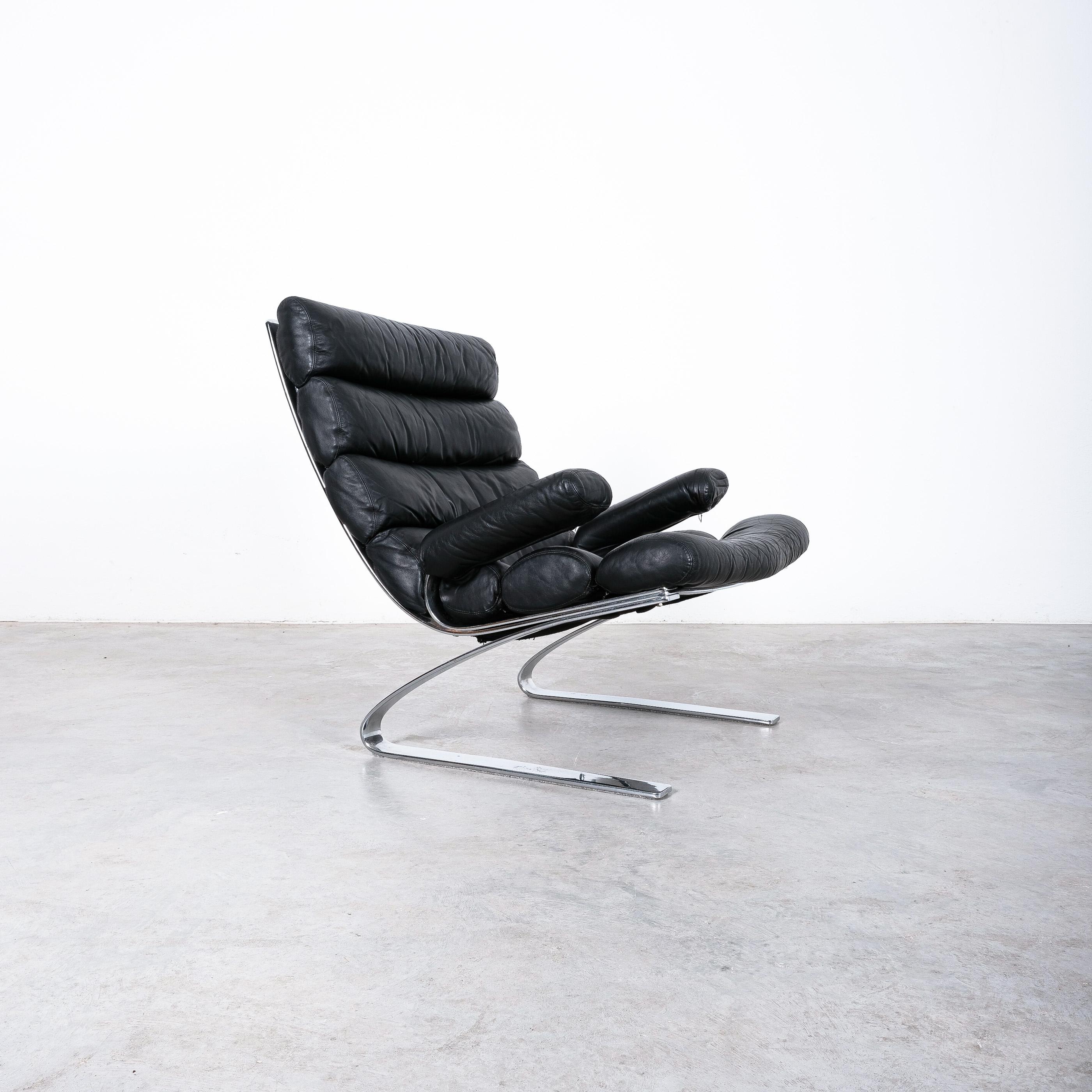 First Edition 'Sinus' lounge armchair by Reinhold Adolf & Hans-Jürgen Schröpfer for Cor, Germany 1976

Original Sinus chair with its original smooth und unharmed leather. The Sinus chair received its name from the formal aesthetics of the steel