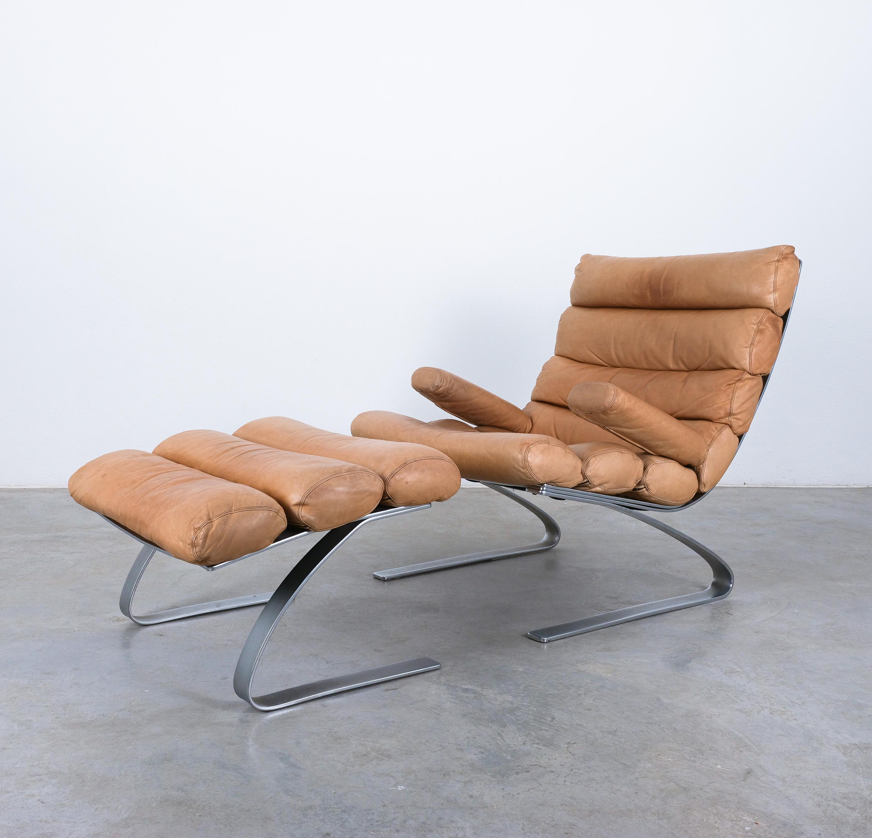 First Edition 'Sinus' lounge armchair by Reinhold Adolf & Hans-Jürgen Schröpfer for Cor, Germany 1976

Original and rare Sinus chair + ottoman with its original smooth and unharmed aniline leather. The Sinus chair received its name from the formal