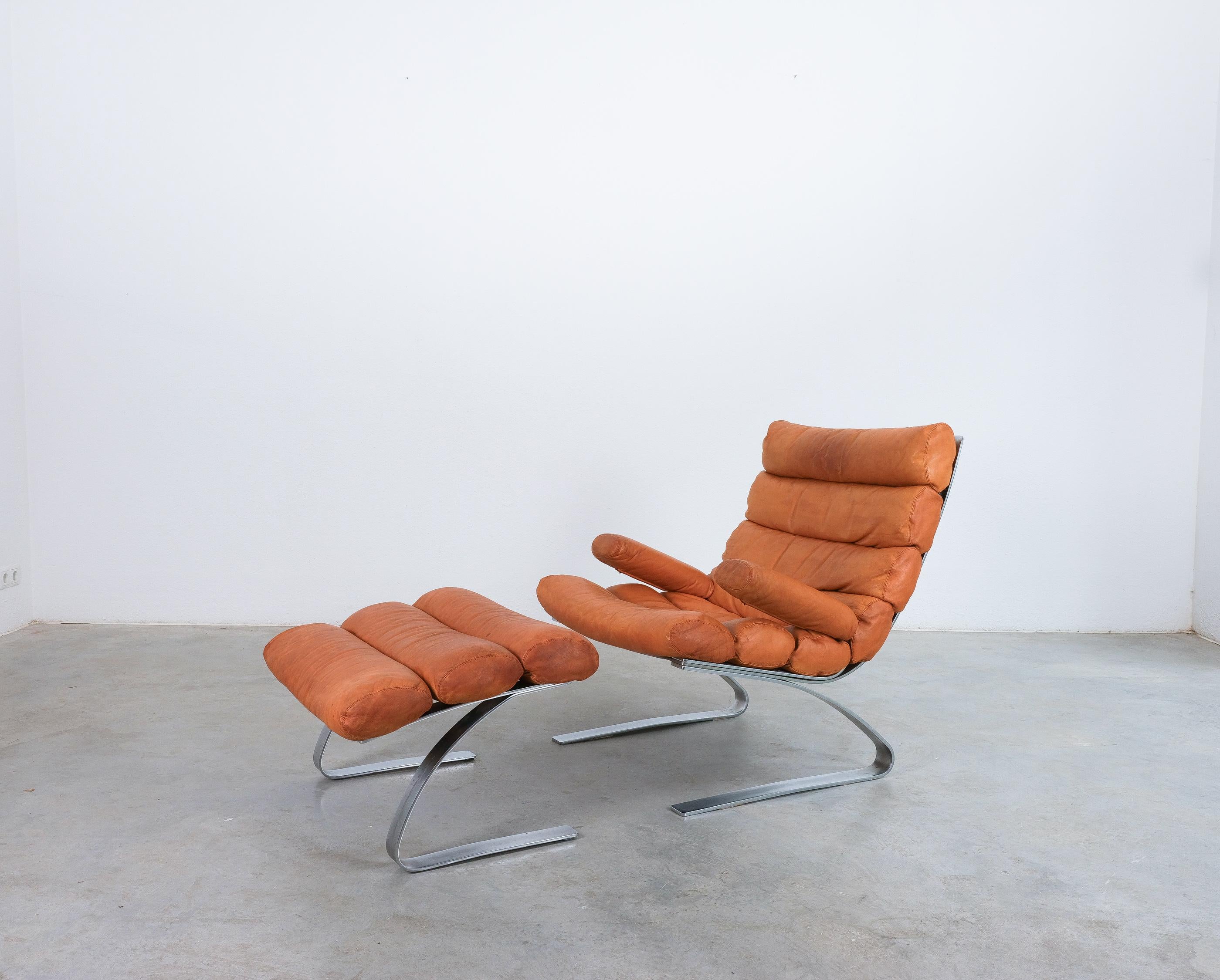 First Edition 'Sinus' lounge armchair by Reinhold Adolf & Hans-Jürgen Schröpfer for Cor, Germany 1976

Original and rare Sinus chair + ottoman with its original smooth and unharmed semi-aniline leather. The Sinus chair received its name from the