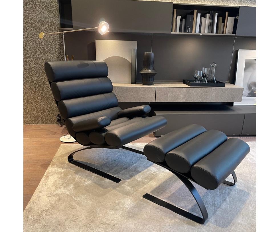 Design by Adolf & SCHRÖPFER

Sinus is a modern classic from 1976 which was already ahead of its time when it was first launched. With rocking spring steel skids whose shape give the chair its name, as well as unusual upholstery.  This is a floor