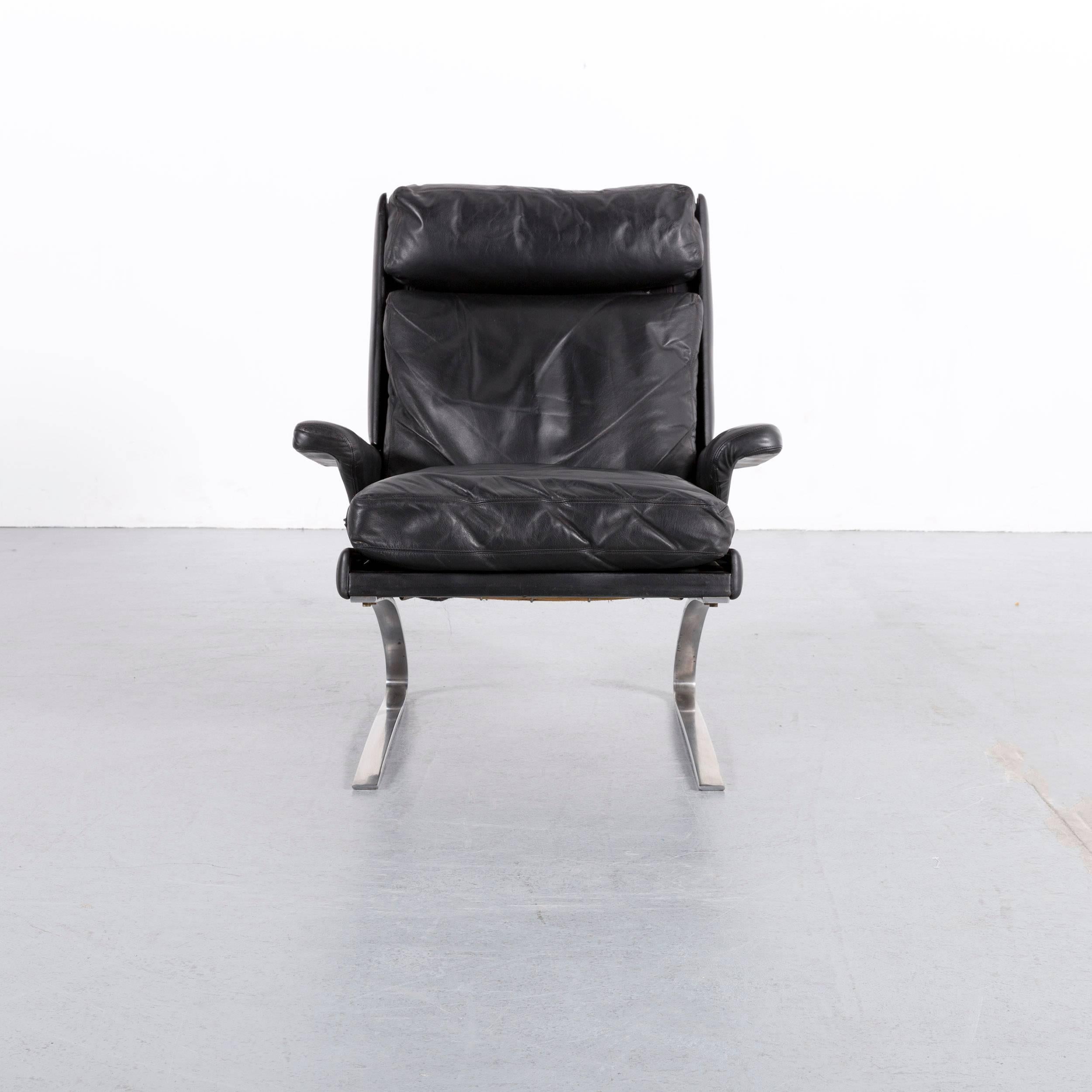 We bring to you an COR Swing leather armchair black one-seat.














