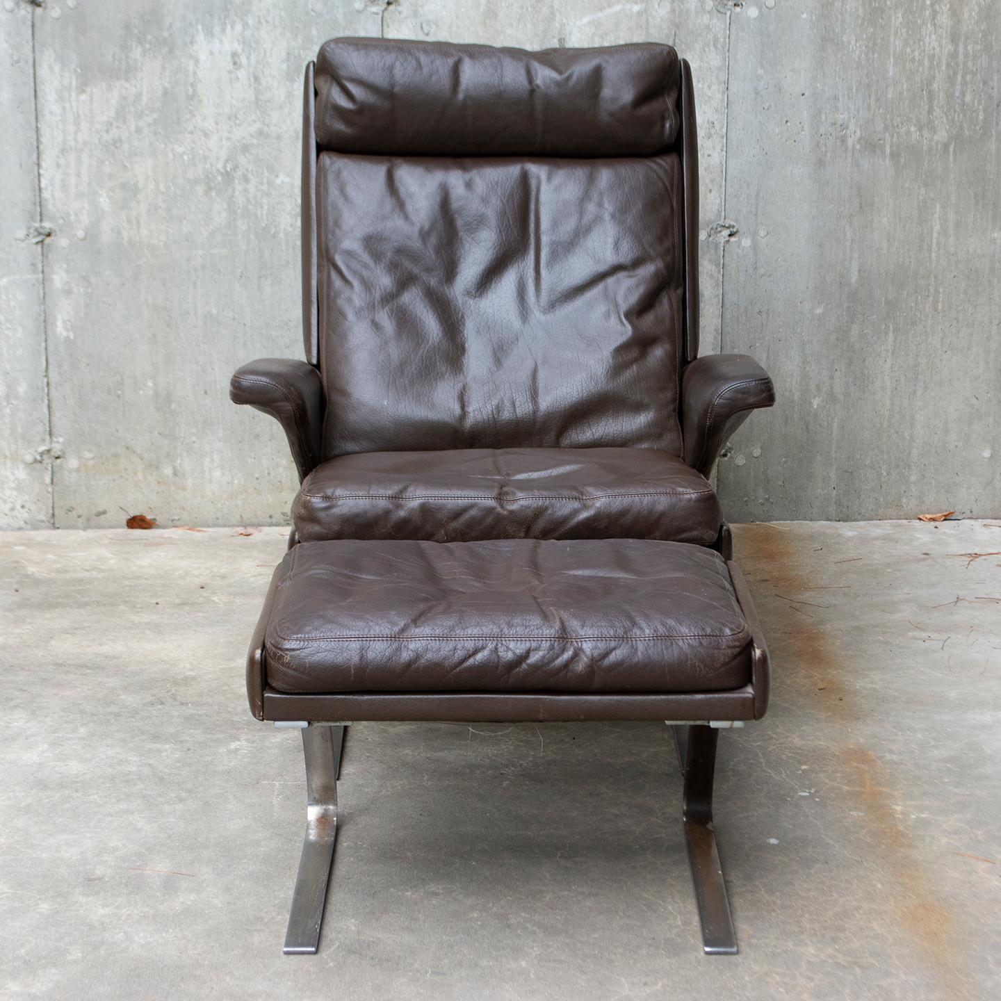 Mid-Century Modern COR Swing Lounge Chair with Matching Ottoman in Leather and Steel Frame For Sale