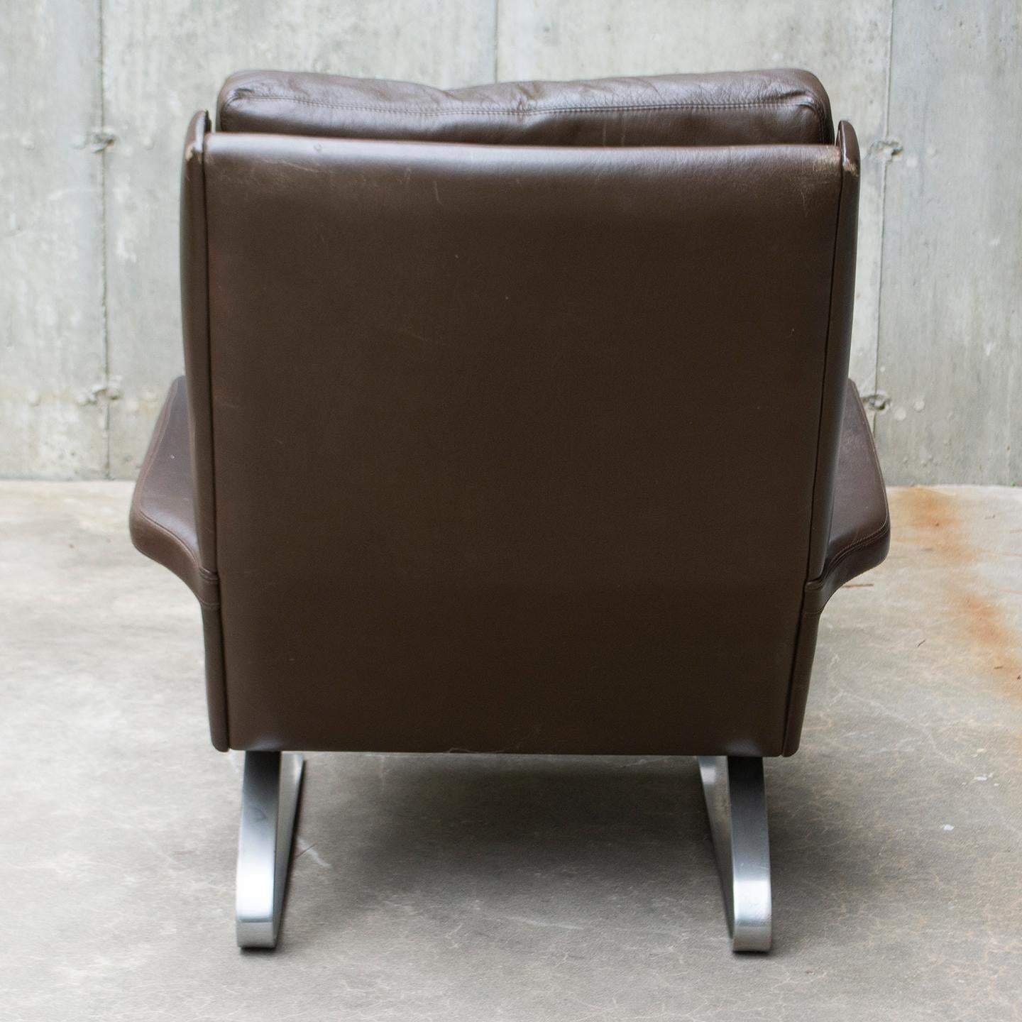 Late 20th Century COR Swing Lounge Chair with Matching Ottoman in Leather and Steel Frame For Sale