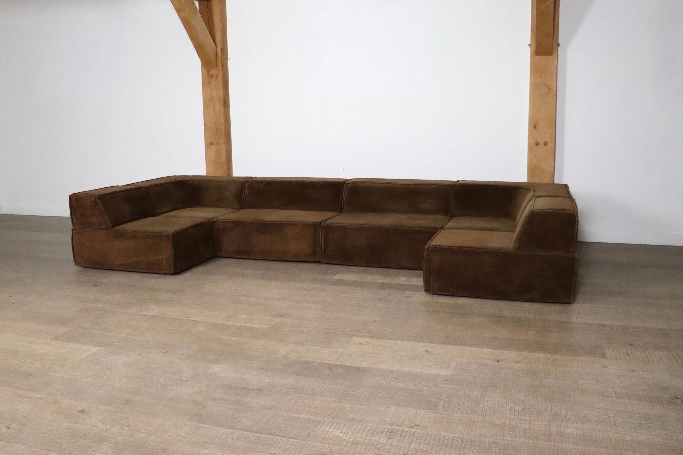 L'emblématique canapé modulaire CORS trio, exécuté dans le tissu original teddy marron. Le modèle Cor Trio a été créé en 1972 par Team Form A.G. en Suisse pour CORS, et est toujours populaire aujourd'hui en raison de son design intemporel et de son