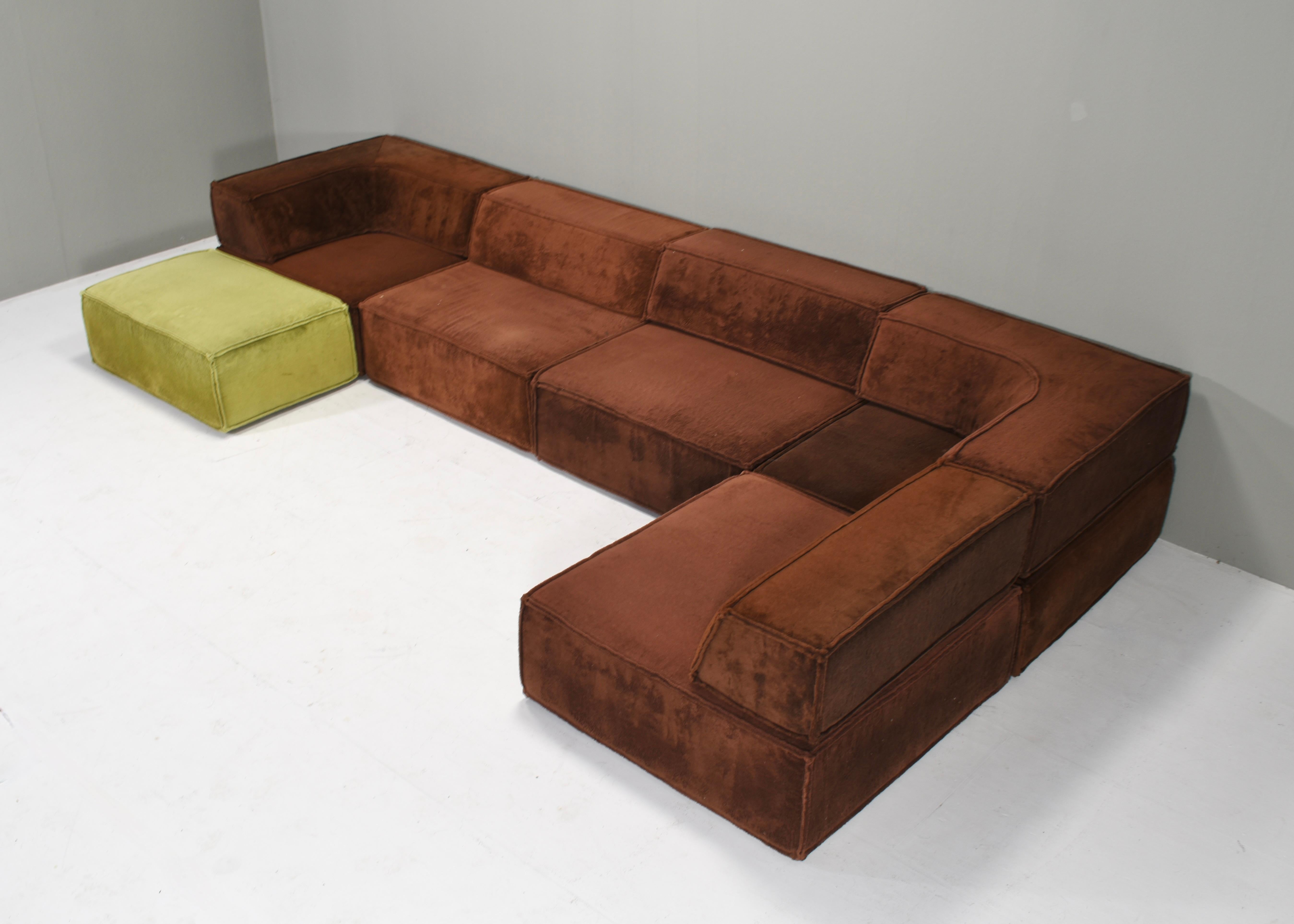 Querformatiges Sofa, entworfen von der Schweizer Designergruppe Form AG und in den 1970er Jahren von COR, Deutschland, hergestellt.
MUSS NEU GEPOLSTERT WERDEN. Fragen Sie uns nach den Möglichkeiten.
Neue Polsterung und neuer Stoff sind nicht im