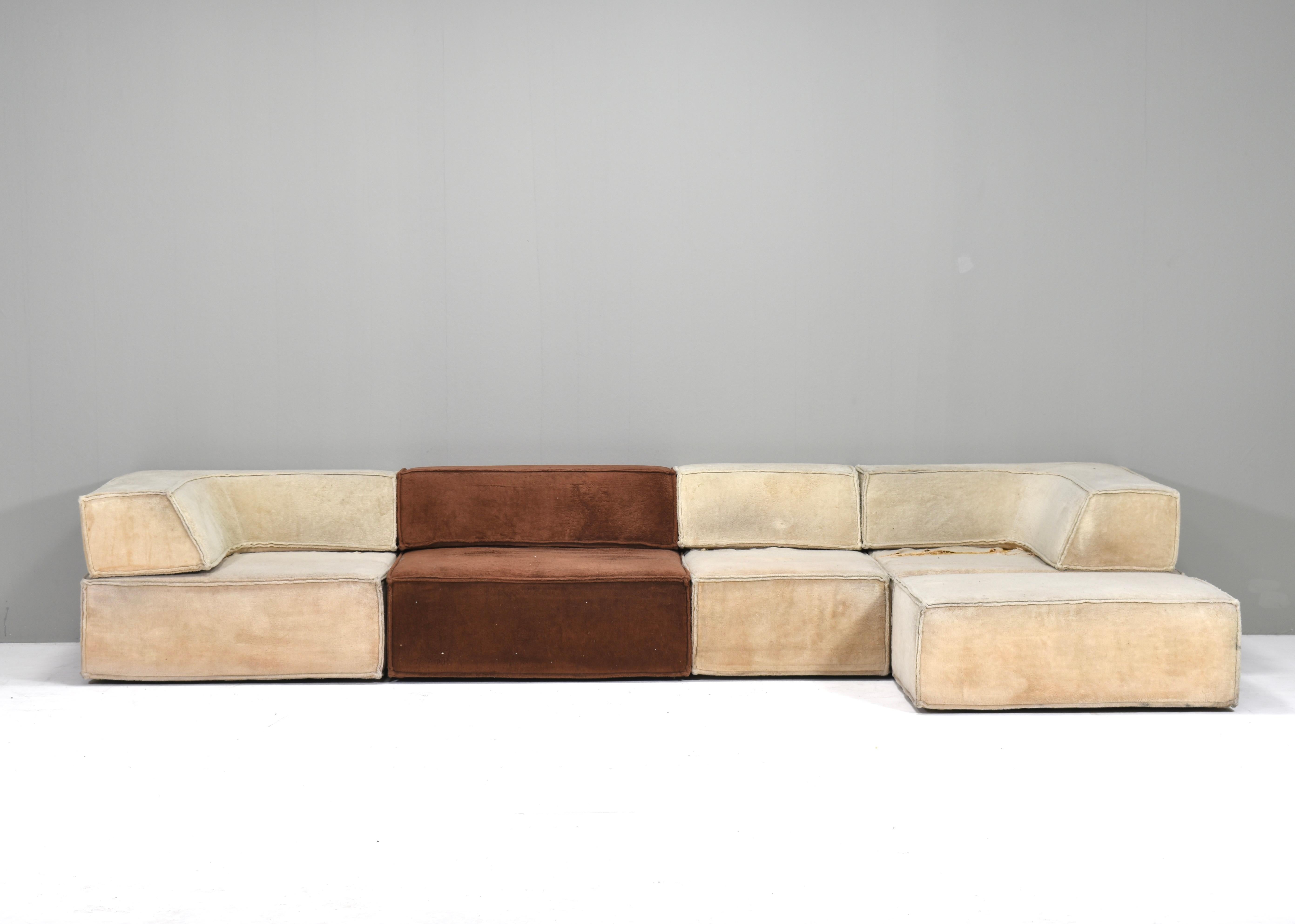 Querformatiges Sofa, entworfen von der Schweizer Designergruppe Form AG und in den 1970er Jahren von COR, Deutschland, hergestellt.
MUSS NEU GEPOLSTERT WERDEN. Fragen Sie uns nach den Möglichkeiten.
Der Preis versteht sich ohne Polsterung und