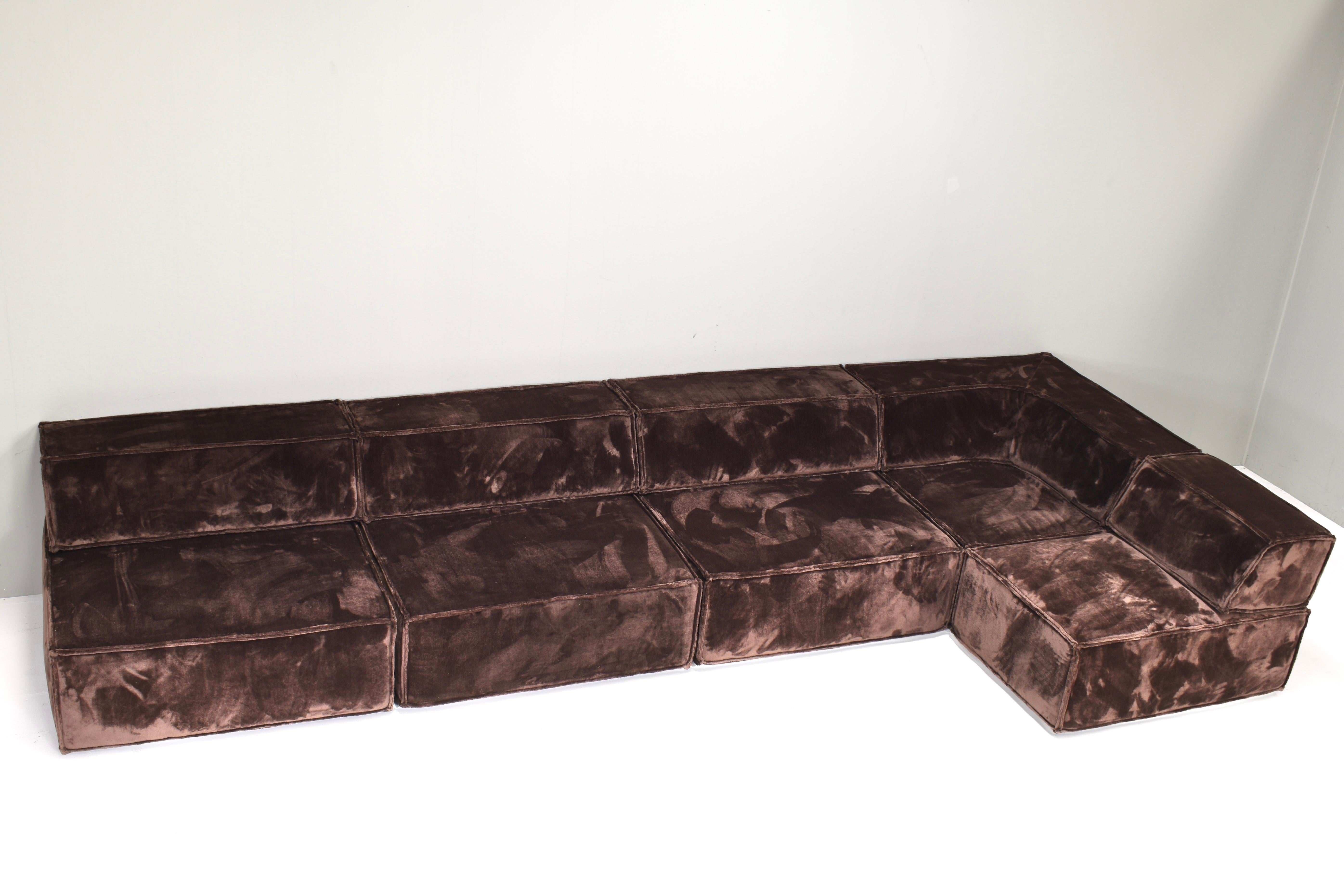 Divano Trio Vintage CORS in nuovo velluto marrone cioccolato scuro.
Il velluto può essere spazzolato per ottenere un aspetto diverso, con toni di marrone più chiari e più scuri (vedi i diversi look nelle immagini). Quando si usa, appaiono le
