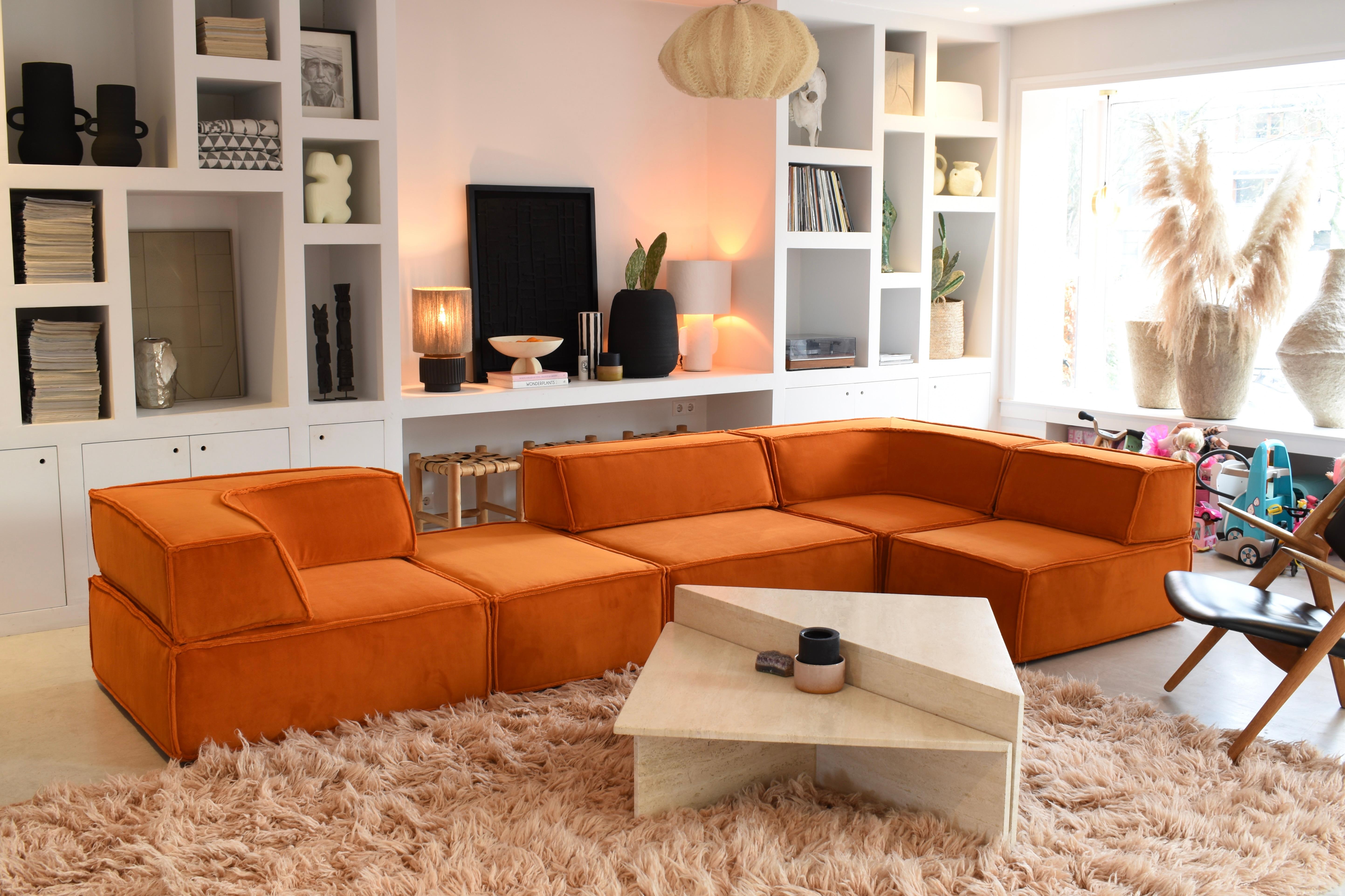 Este sofá COR TRIO se ha tapizado de nuevo en una increíble tela de terciopelo de asta alta de color naranja quemado, igual que el naranja original. El tejido es extremadamente cómodo y acogedor. Tenemos más piezas disponibles para hacer un sofá más