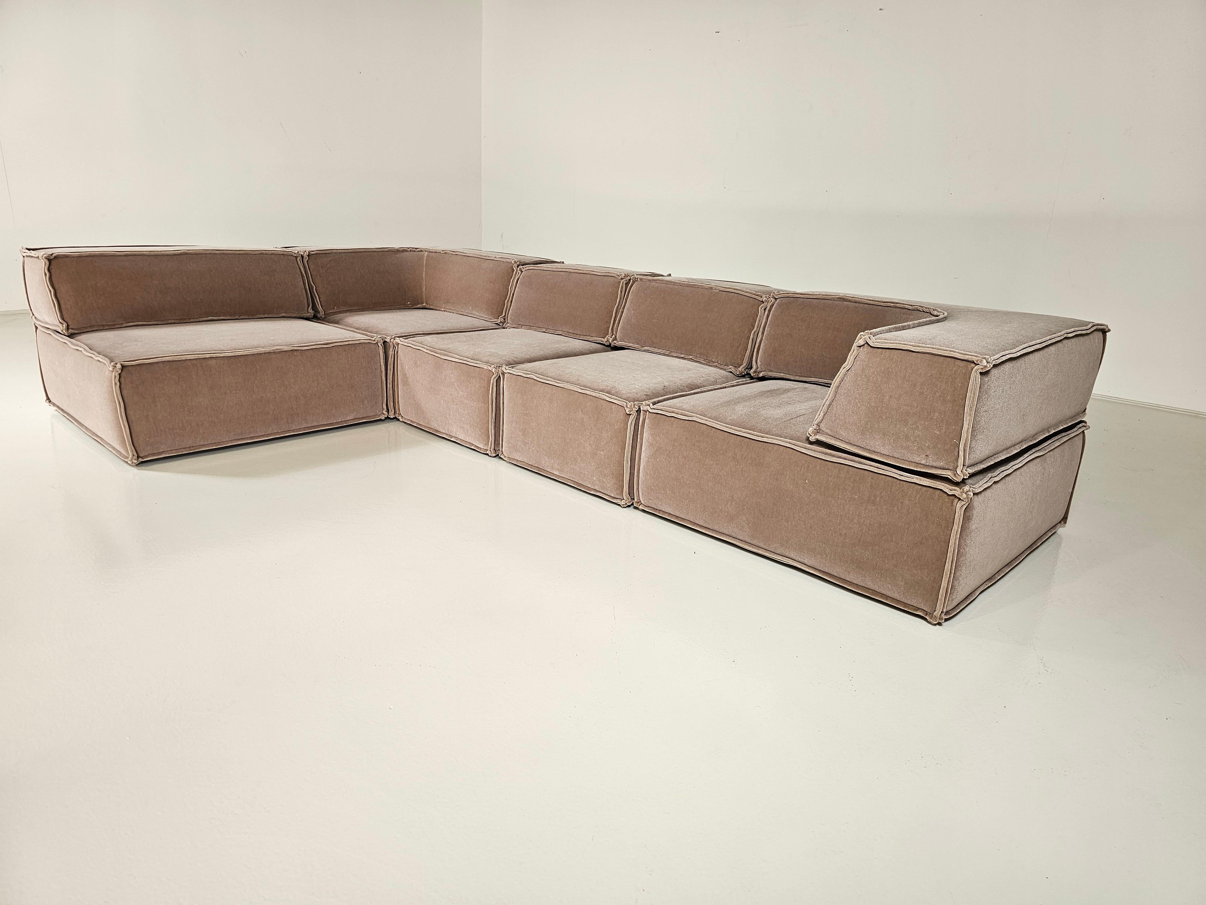 Dieses komfortable neue Polstersofa wurde von der Schweizer Designergruppe Team Form AG entworfen und in den 1970er Jahren von COR, Deutschland, hergestellt.  Alle Teile des Sofas können nach Belieben angeordnet werden. Auch die Rückenlehnen können