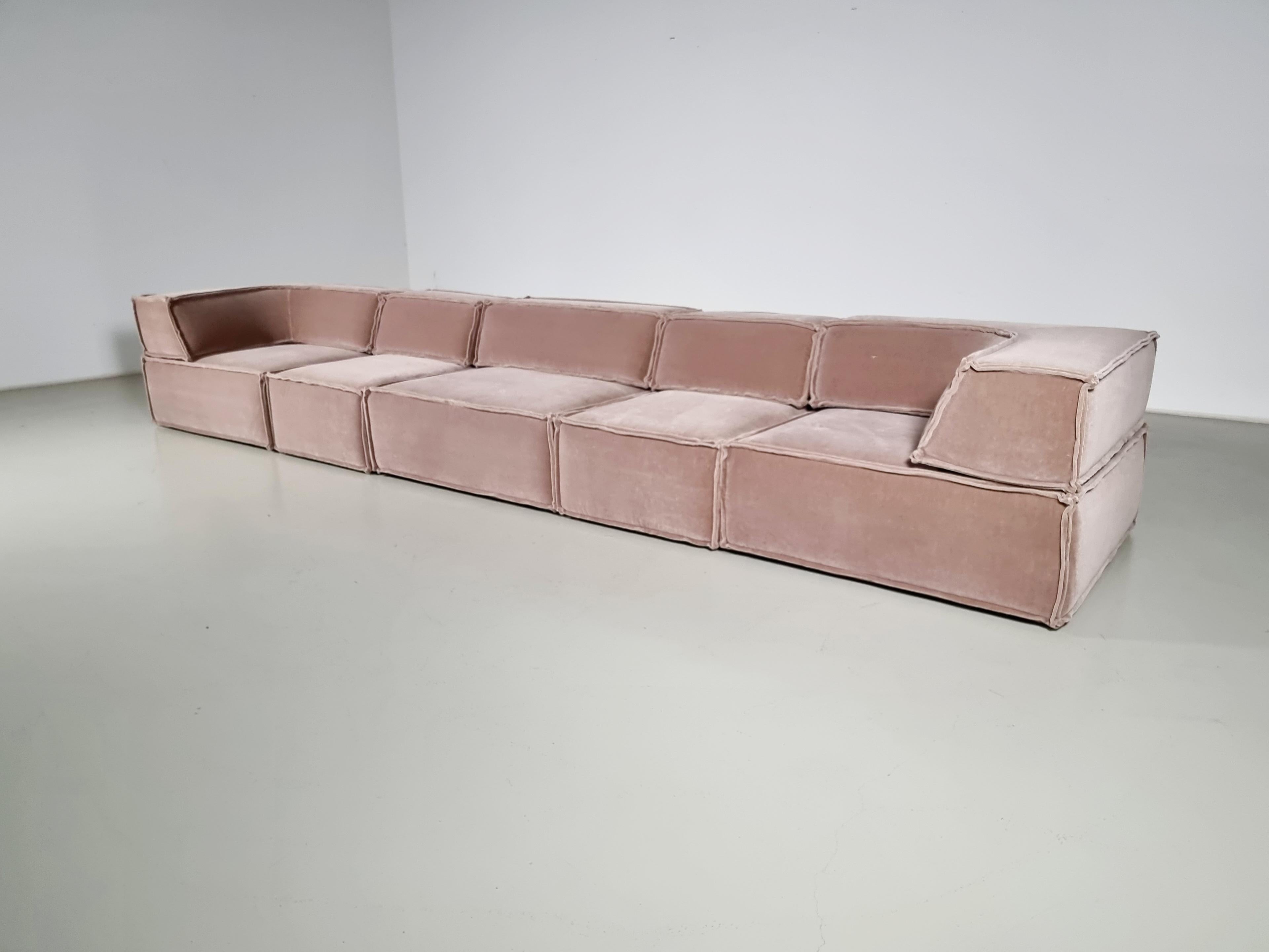 Ce nouveau canapé sectionnel rembourré confortable a été conçu par le groupe de designers suisses Team Form A et produit dans les années 1970 par COR, en Allemagne.  Toutes les parties du canapé peuvent être aménagées à votre guise. Même les