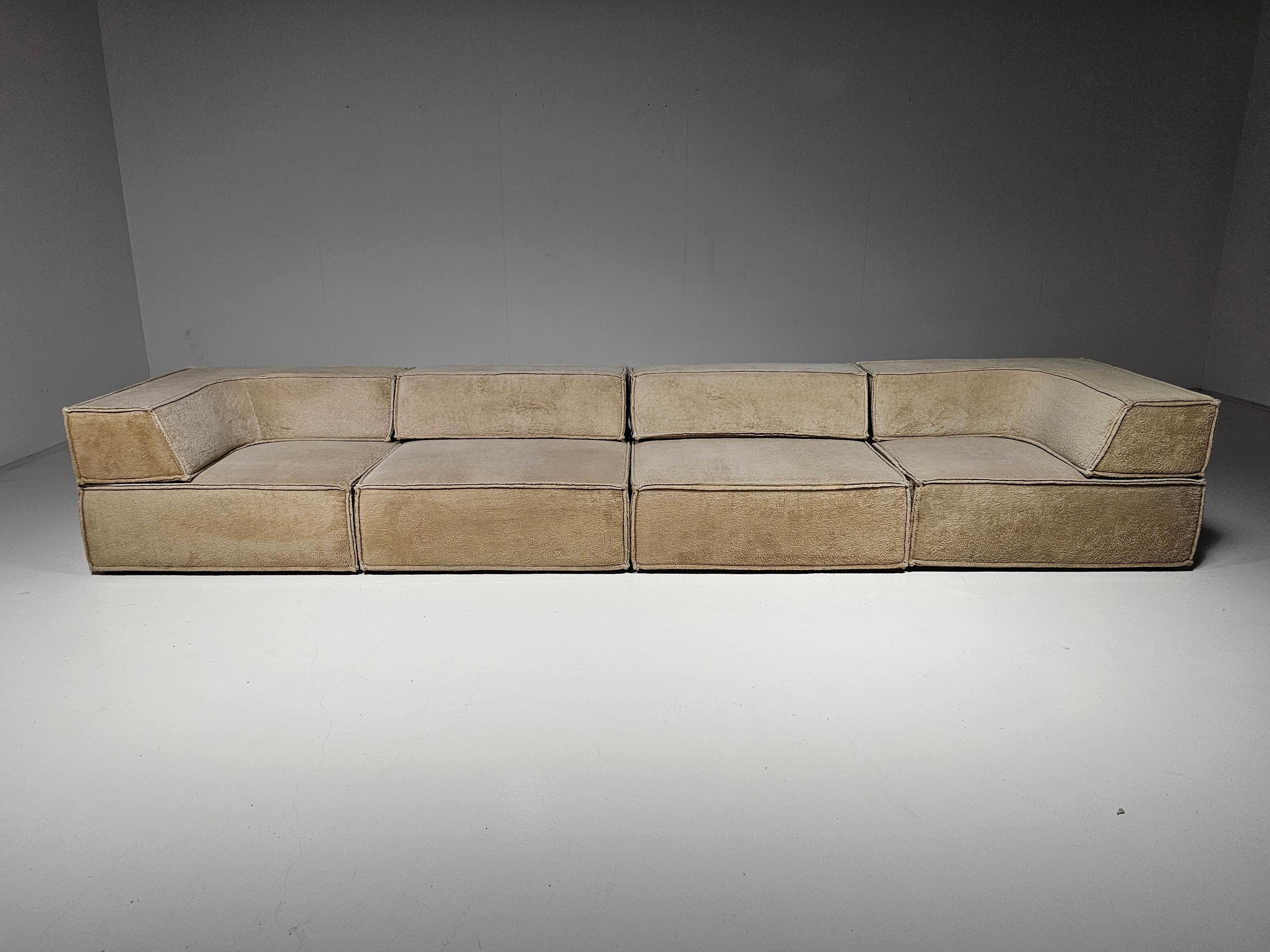 Dieses superbequeme Sektionssofa wurde von der Schweizer Designergruppe Team Form AG entworfen und in den 1970er Jahren von COR, Deutschland, hergestellt.  Alle Teile des Sofas können nach Belieben angeordnet werden. Auch die Rückenlehnen können