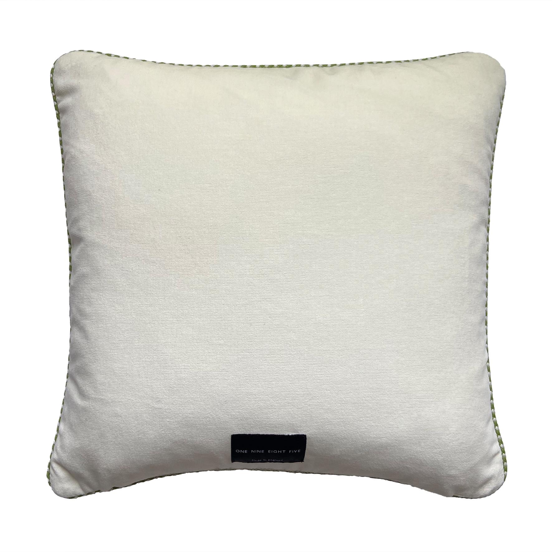 Cora White Kuba Linen Piped Cushion In New Condition For Sale In London, GB