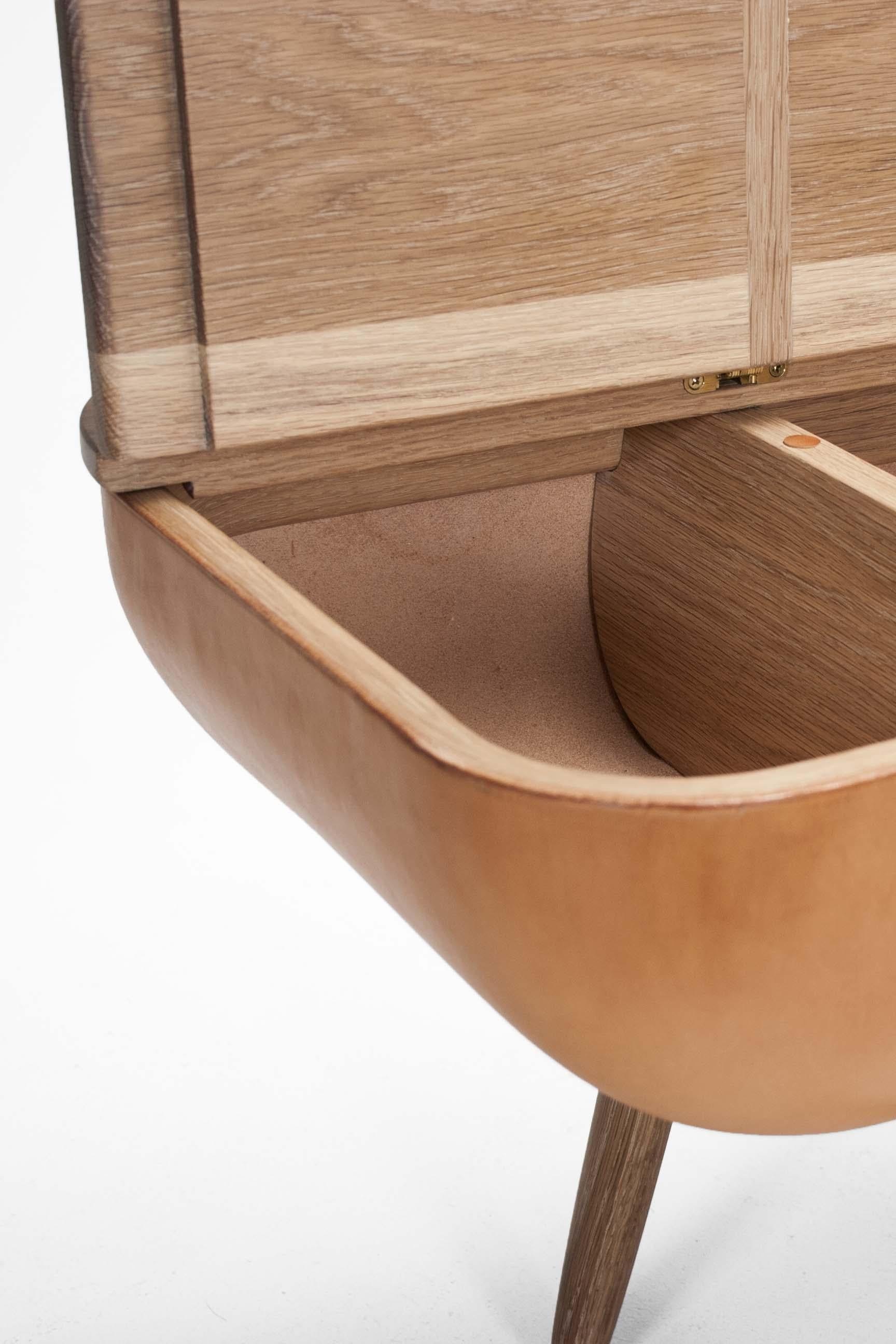 XXI secolo e contemporaneo Panca Coracle con contenitore, Oak Oak bianco annerito e pelle in vendita