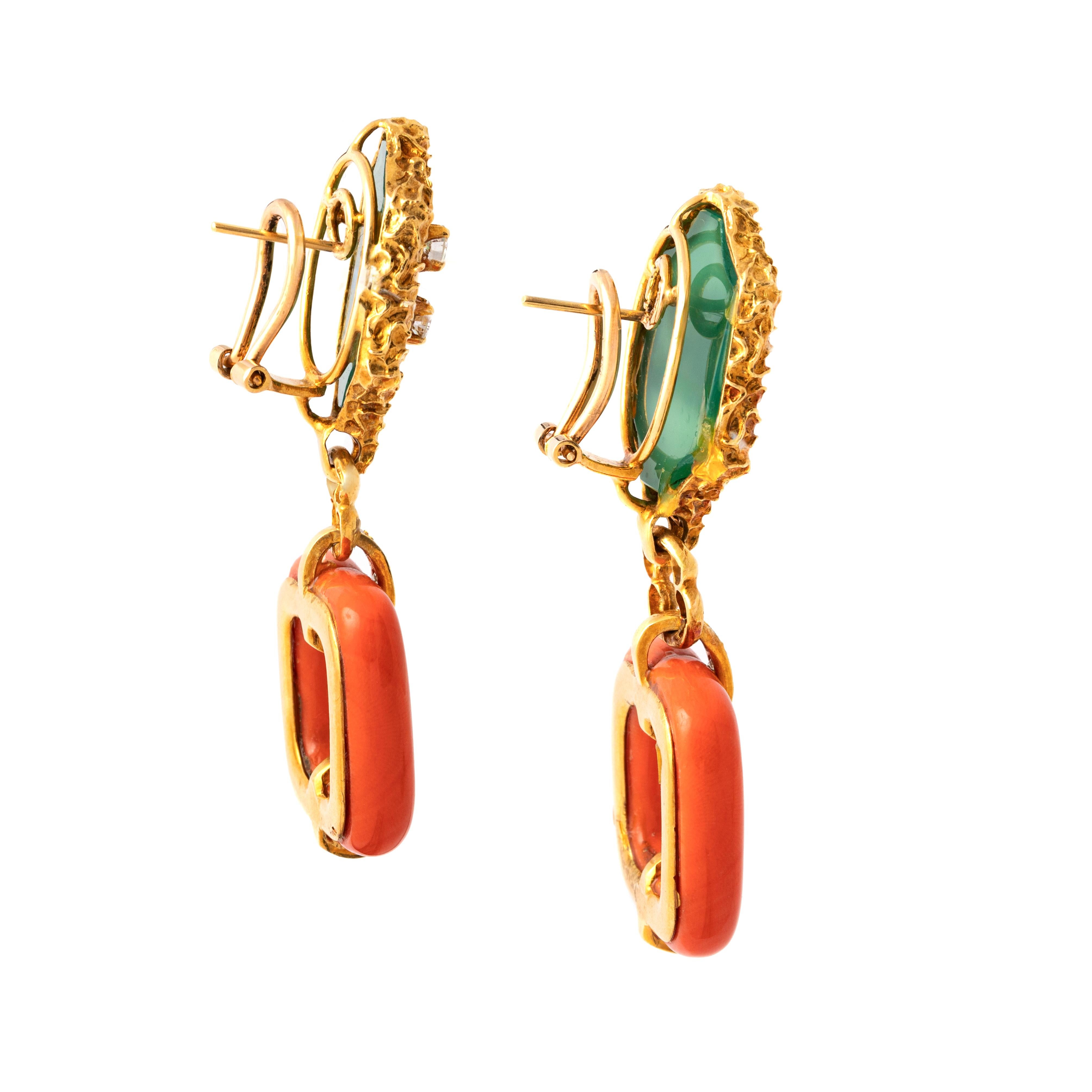 Ear pendants in natural corail, diamond and green hard stone (not tested) on yellow gold. 
Circa 1970.

Total hight: 6.00 centimeters.
Total width: 2.10 centimeters.

Total weight: 33.18 grams.

