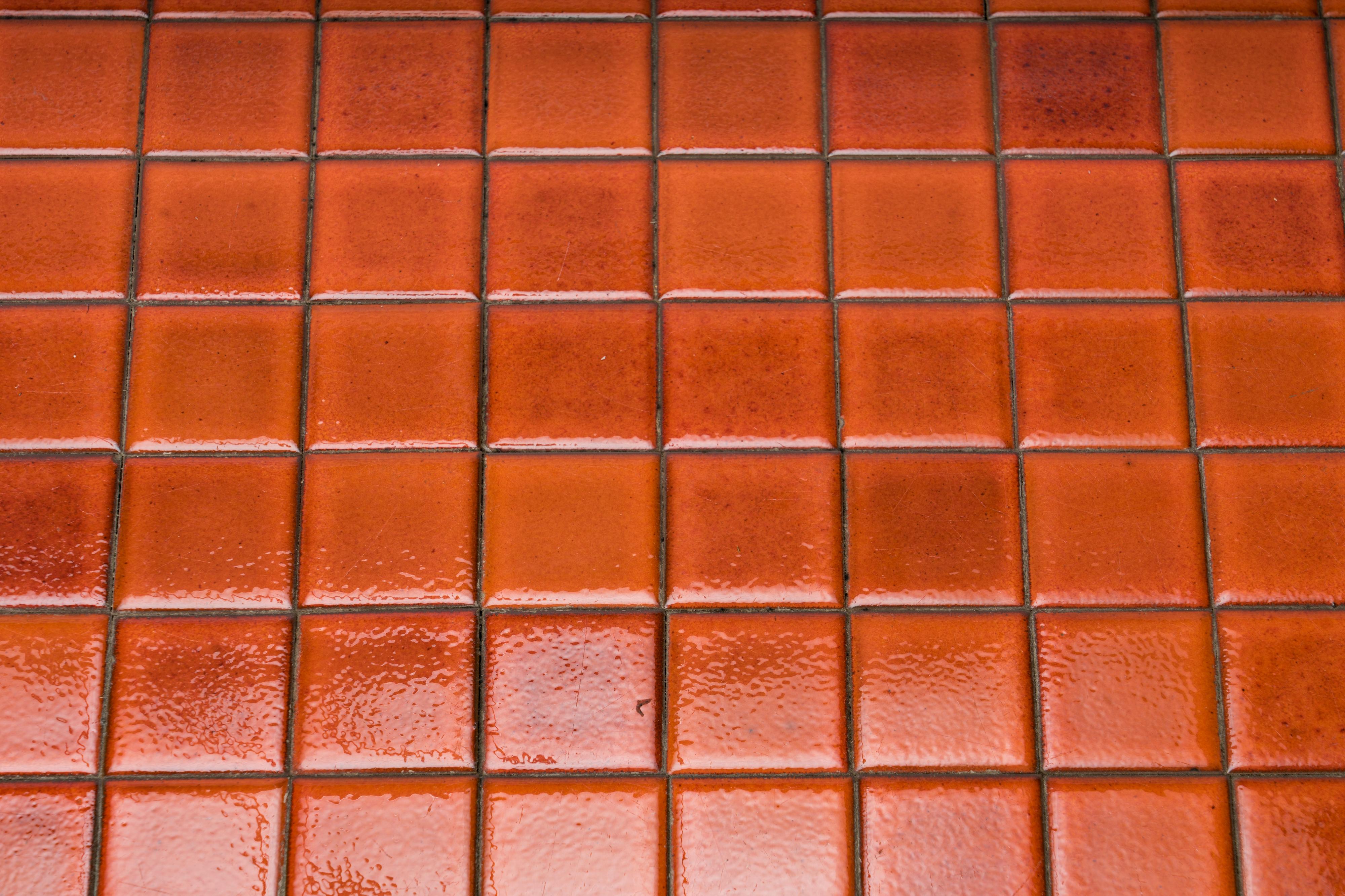 Tavolino in ceramica rossa 