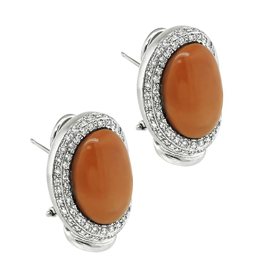 Questo è un fantastico paio di orecchini in oro bianco 18 carati. Gli orecchini presentano deliziosi coralli dal taglio ovale. I coralli sono accentuati da scintillanti diamanti taglio rotondo che pesano circa 1.20 ct. Il colore di questi diamanti è