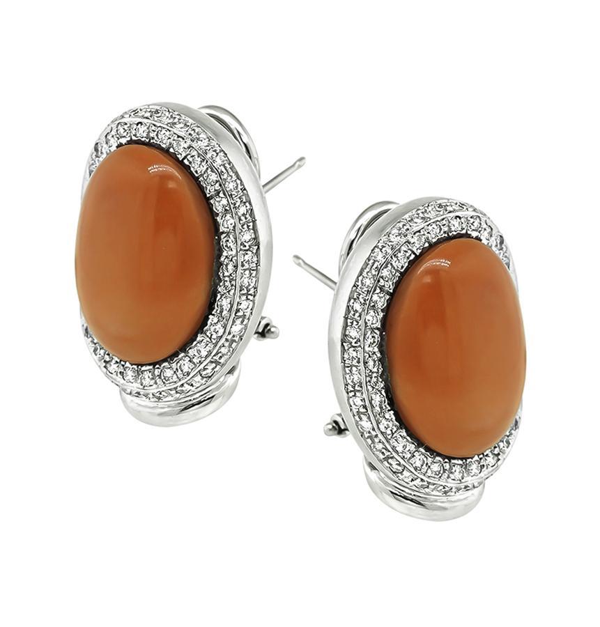 Cabochon Orecchini di corallo con diamanti da 1,20 carati in vendita