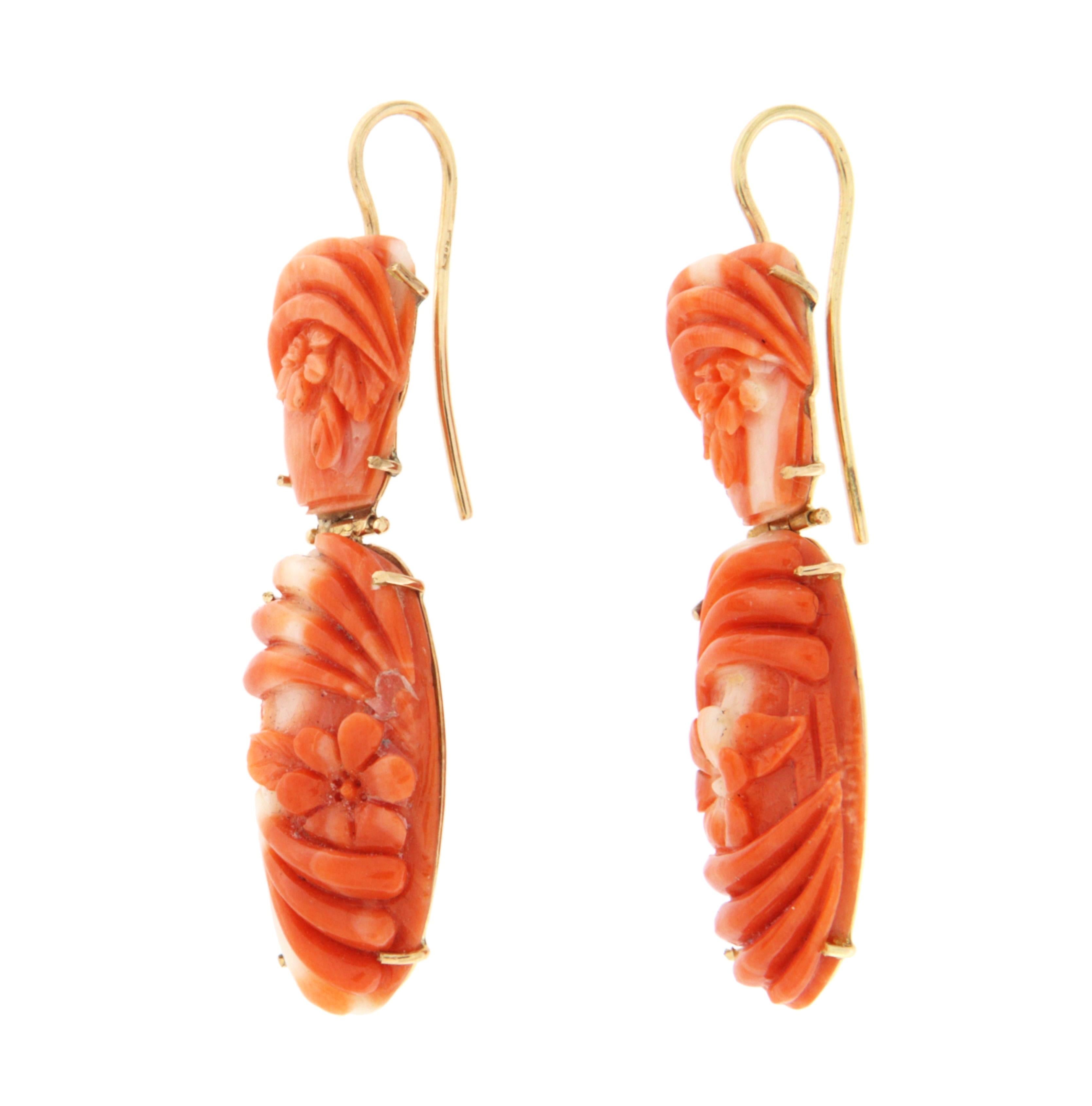 Rétro Pendants d'oreilles en or jaune 14 carats avec corail en vente