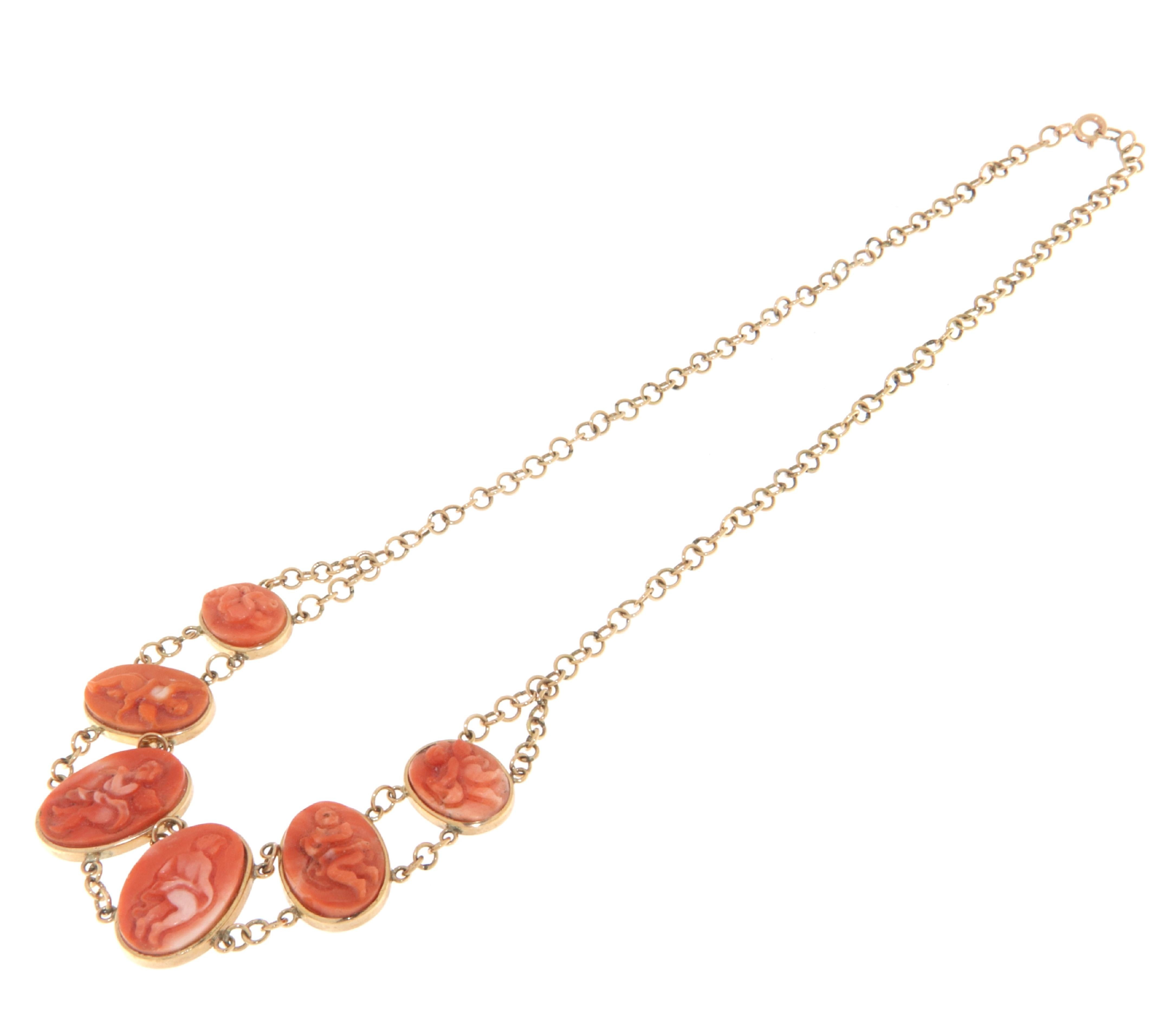 Choker necklace made at the beginning of the twentieth century in 14 Kt yellow gold mounted with spectacular coral cherubs depicting many small angels.

A necklace that entirely reflects the flavor of the time, expressing charm for the small