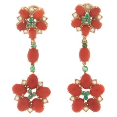 Boucles d'oreilles pendantes en or jaune 14 carats avec corail, diamants et émeraudes