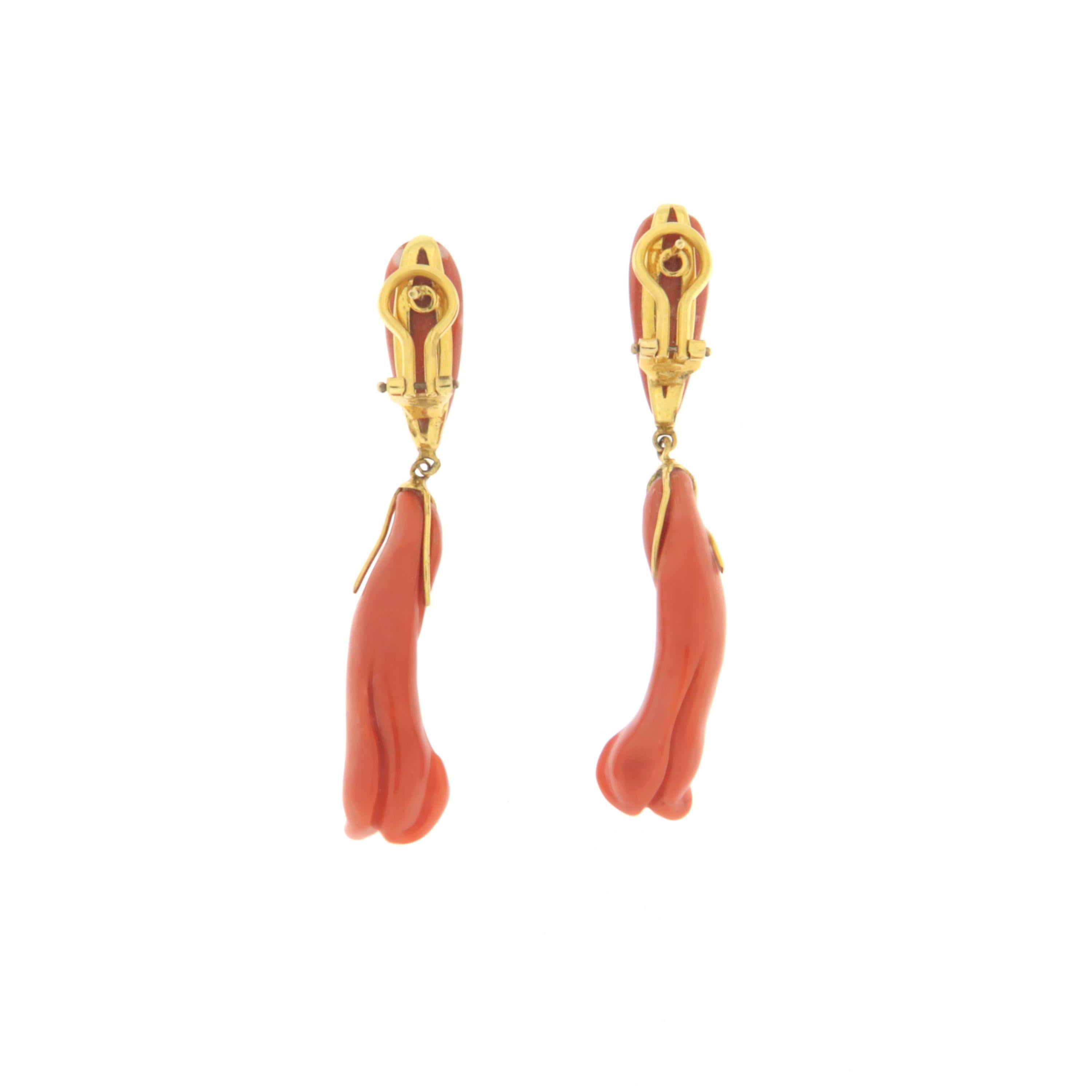Artisan Boucles d'oreilles pendantes en or jaune 14 carats et corail en vente