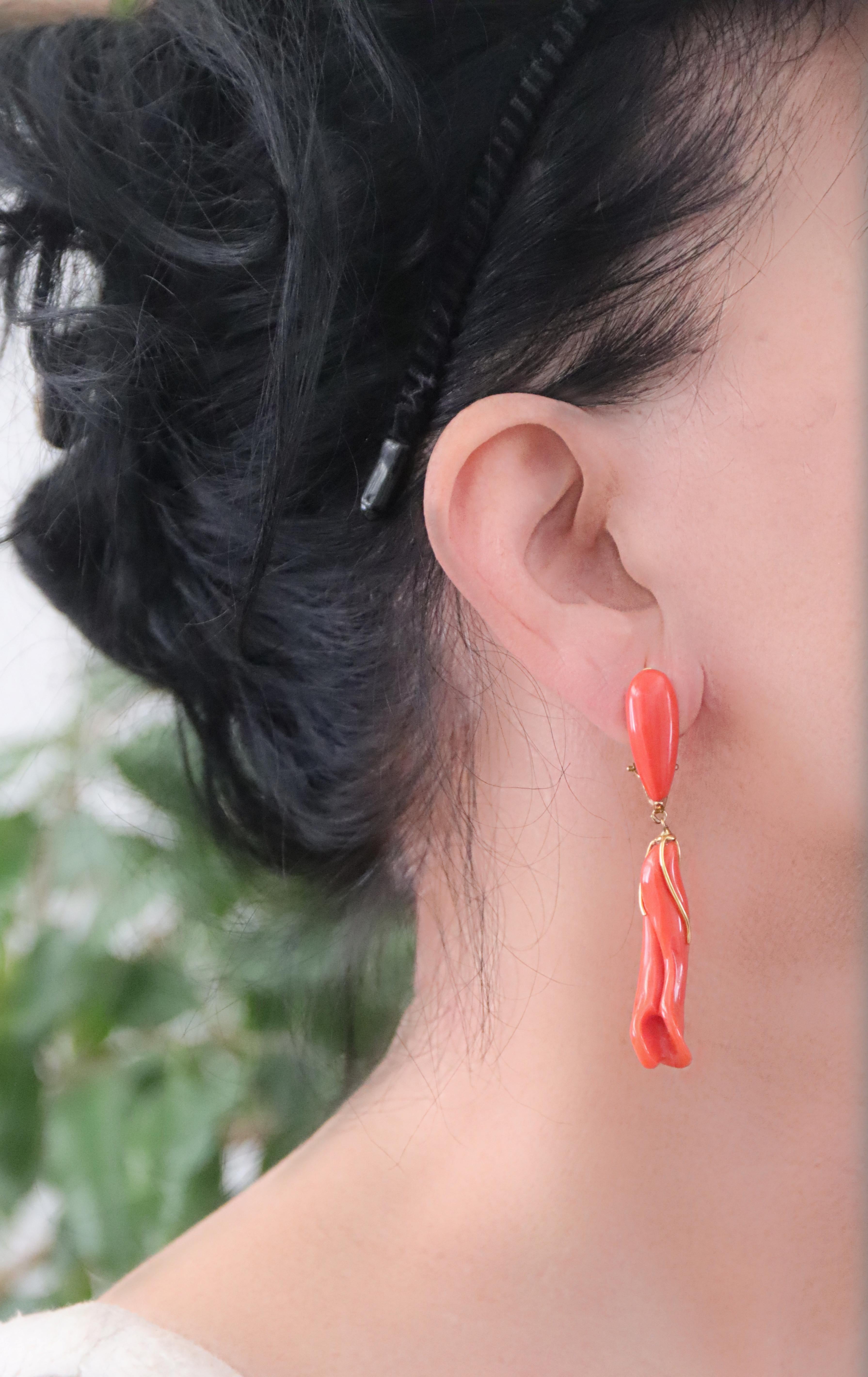 Boucles d'oreilles pendantes en or jaune 14 carats et corail en vente 1