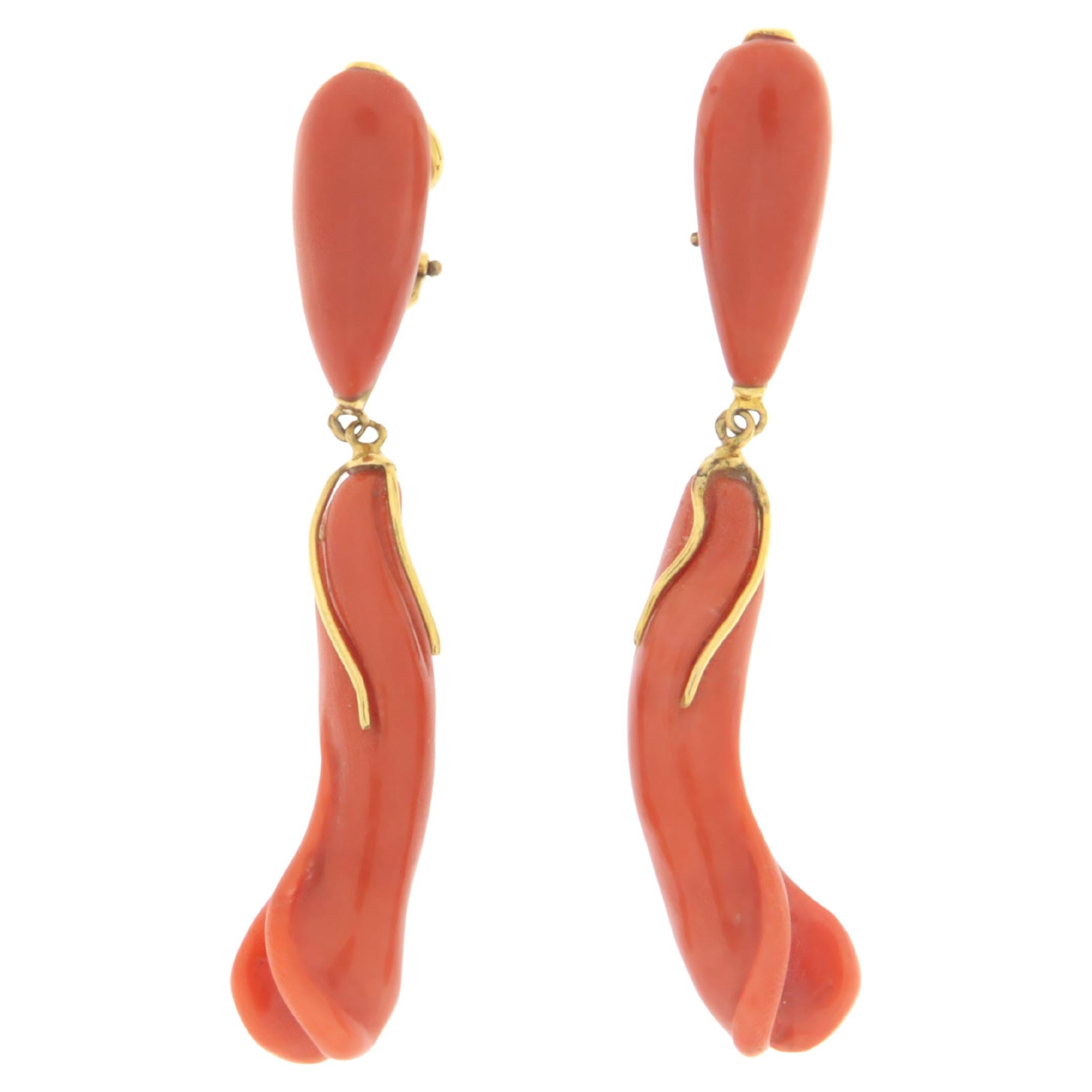 Boucles d'oreilles pendantes en or jaune 14 carats et corail en vente