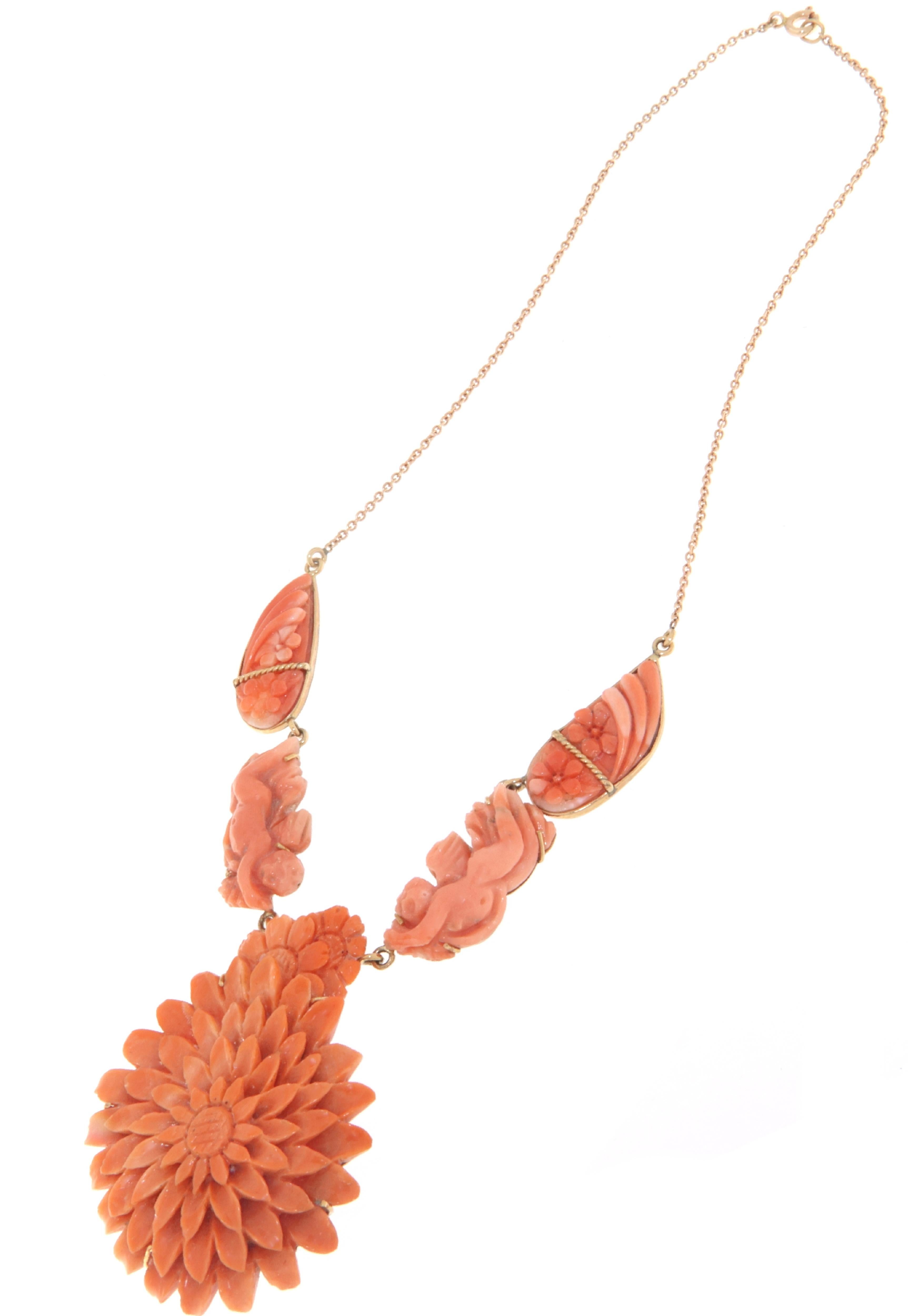 Spectacular necklace made of 14 kt gold and engraved natural coral, period workmanship from the second half of the twentieth century.

The smallest corals depict in the highest part two wings with engraved floral sculptures that support two