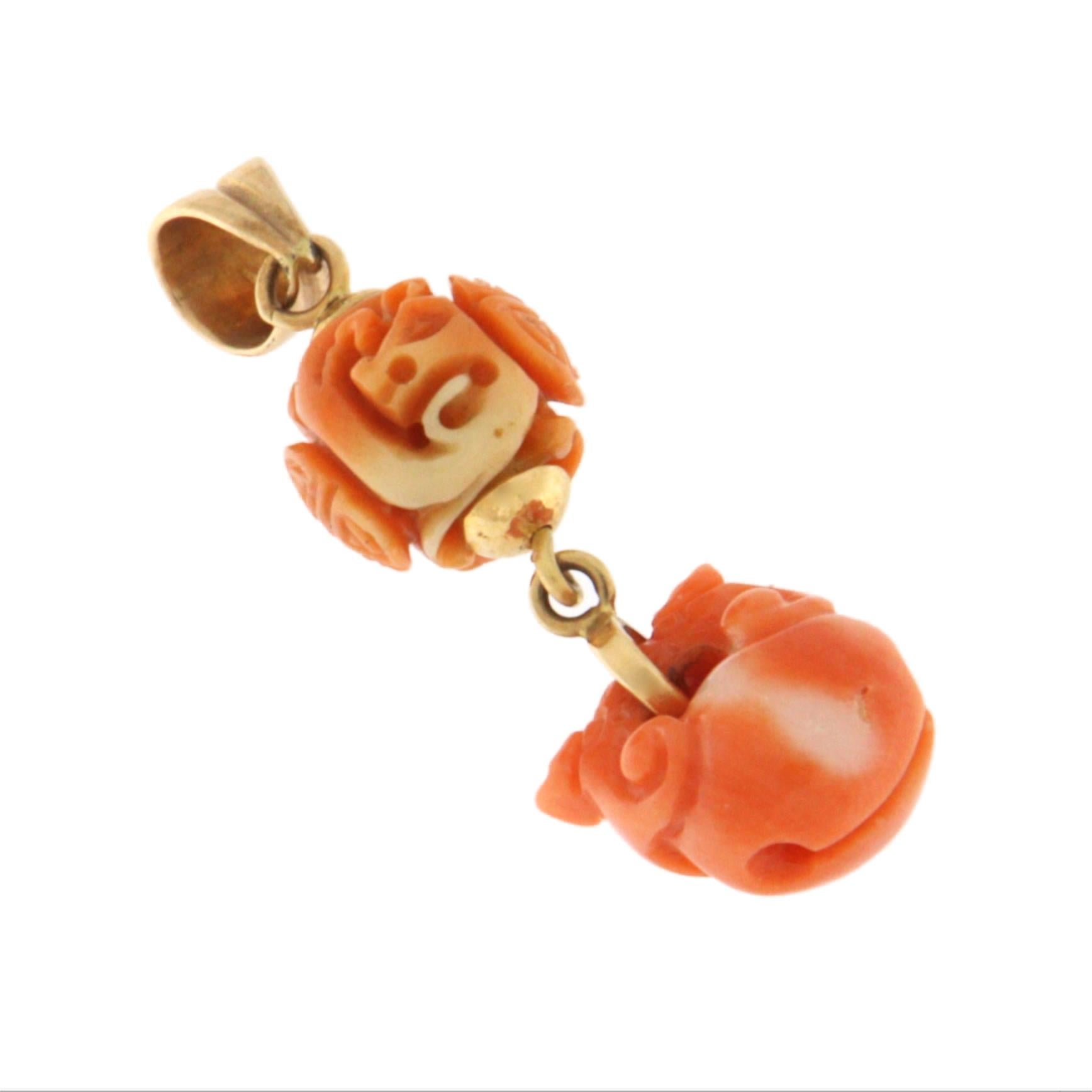 Artisan Collier à pendentif en or jaune 14 carats et corail en vente