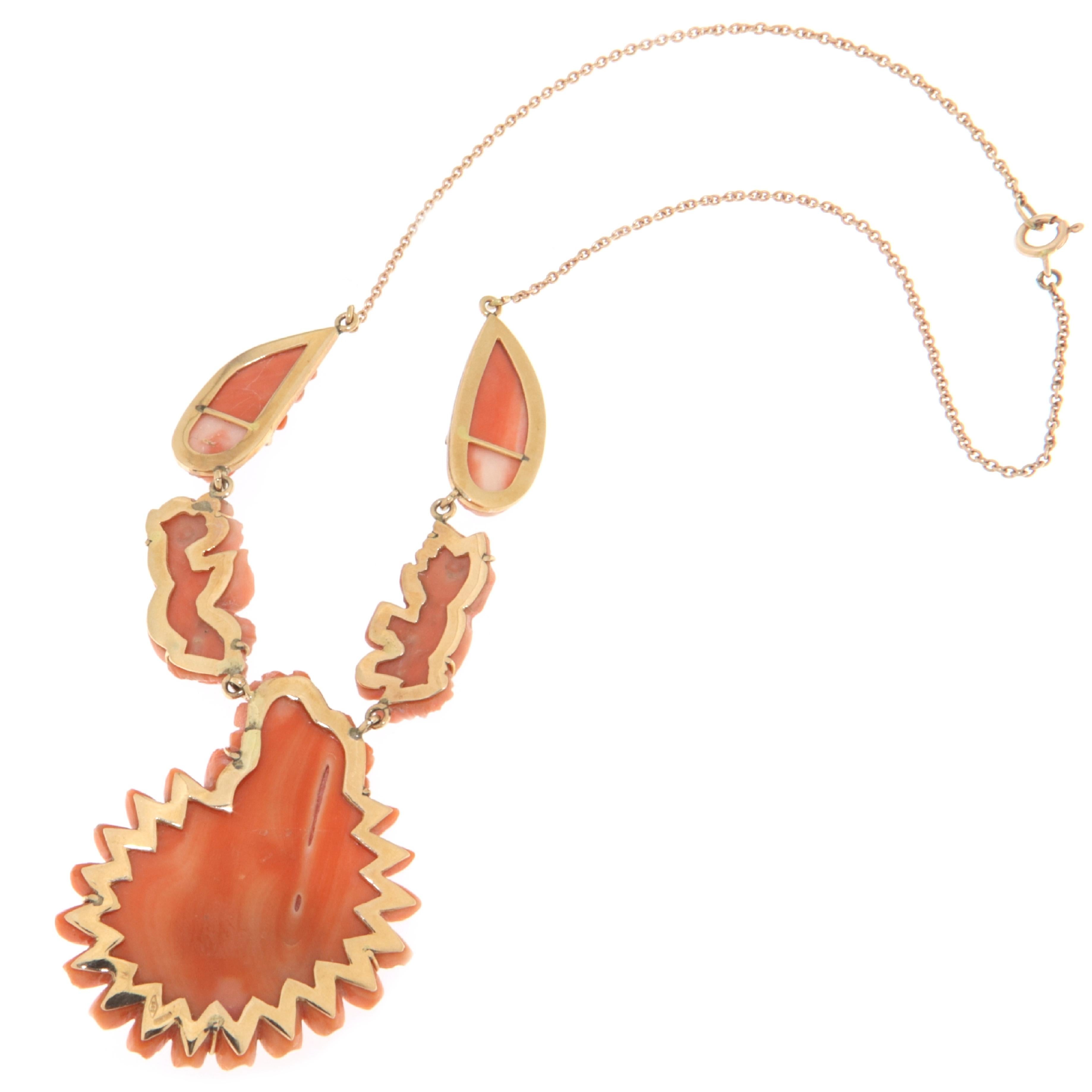 Coral 14 Karat Yellow Gold Pendant Necklace  In New Condition For Sale In Marcianise, IT