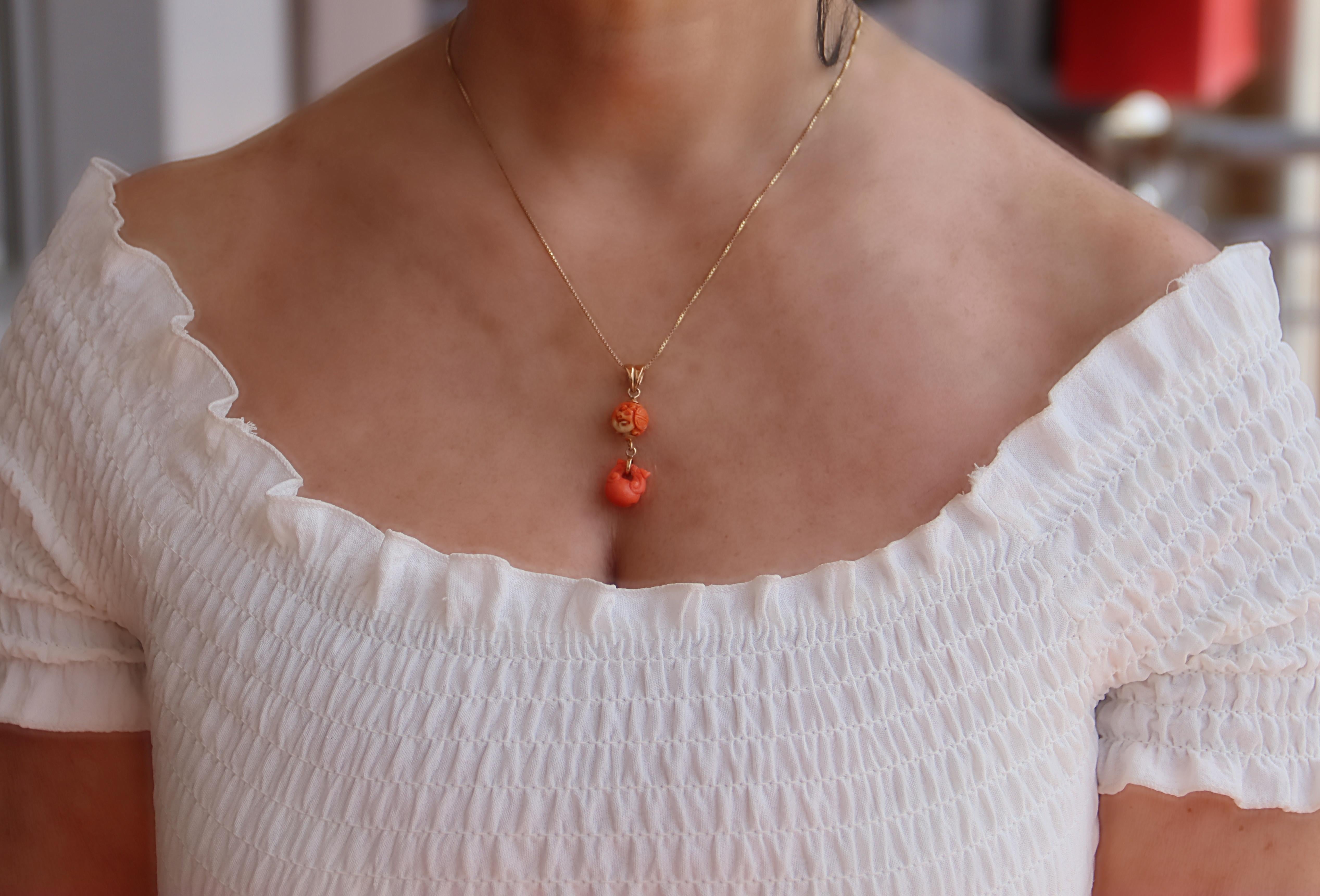 Collier à pendentif en or jaune 14 carats et corail Unisexe en vente