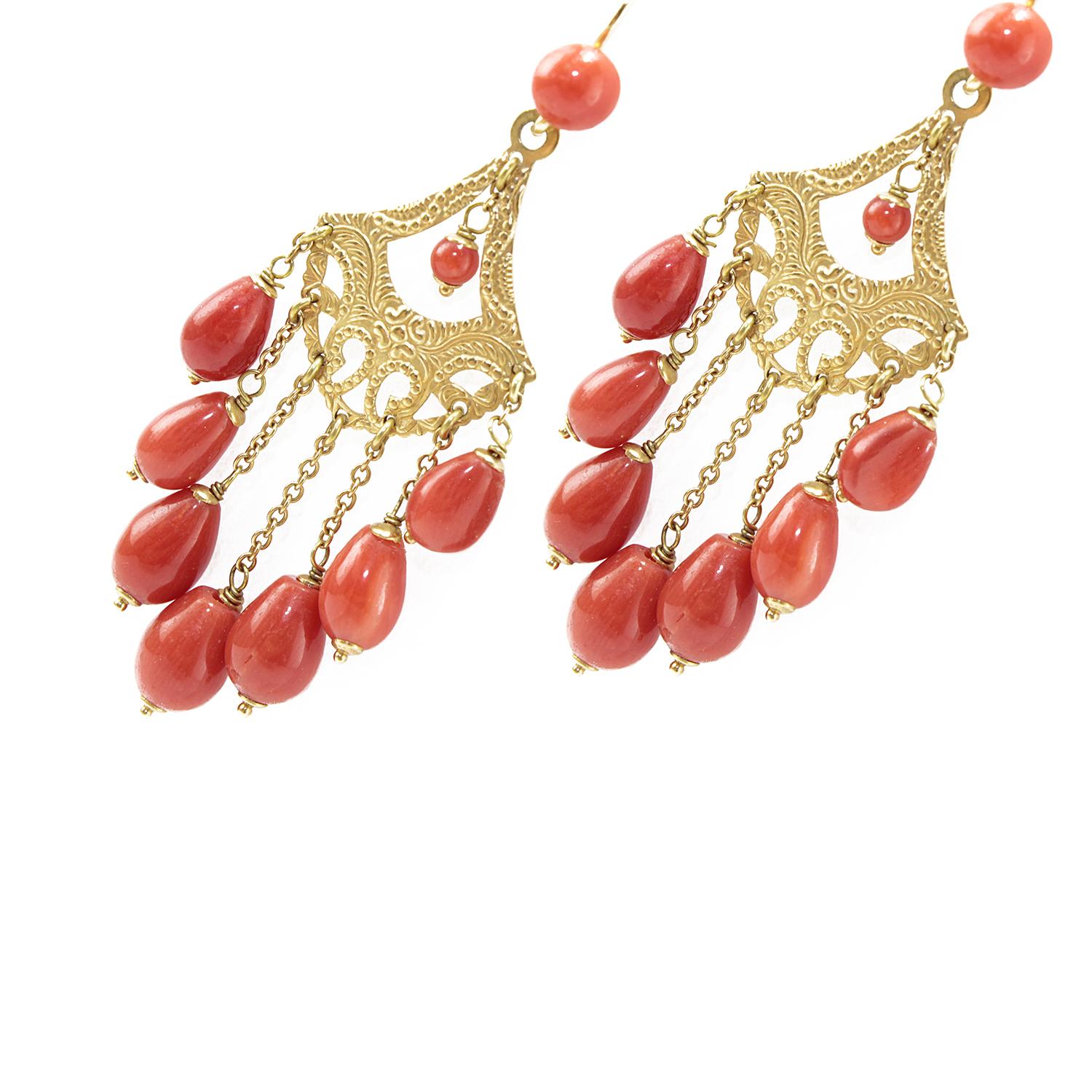 A very elegant pair of chandelier earrings 
Nice final red coral elements, 18kt yellow gold, hook system.  
Yellow Gold g. 4,3
Coral ct. 16,5