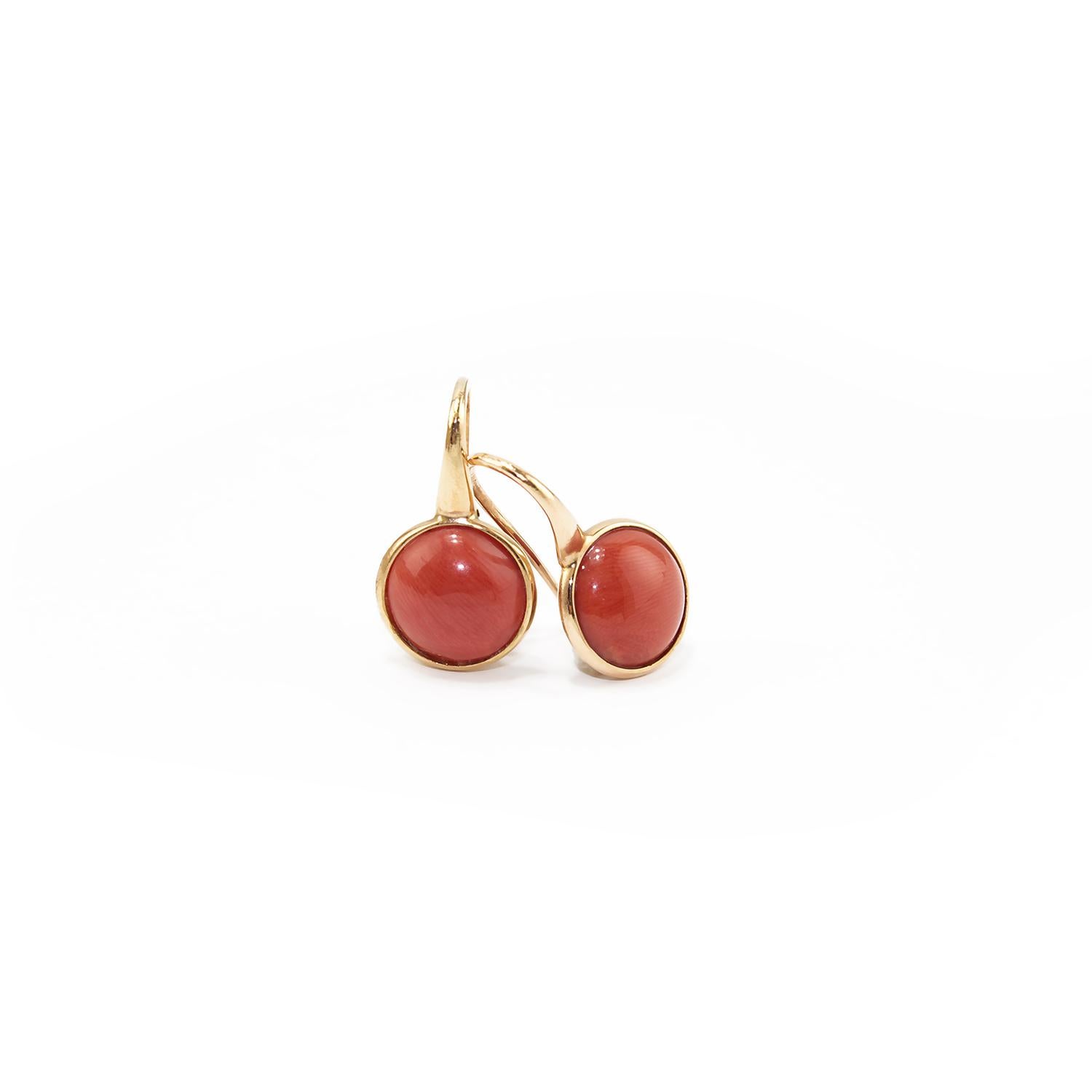 Elegant earrings in 18kt pink gold and red coral cabochon. 
Coral ct. 5
Pink Gold g. 3,3


