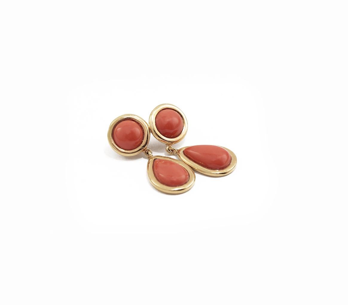 Elegant earrings in 18kt pink gold and red coral cabochon. 
Coral ct. 19
Pink Gold g. 4.6


