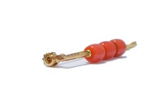 Corail, broche en or jaune 18 carats.