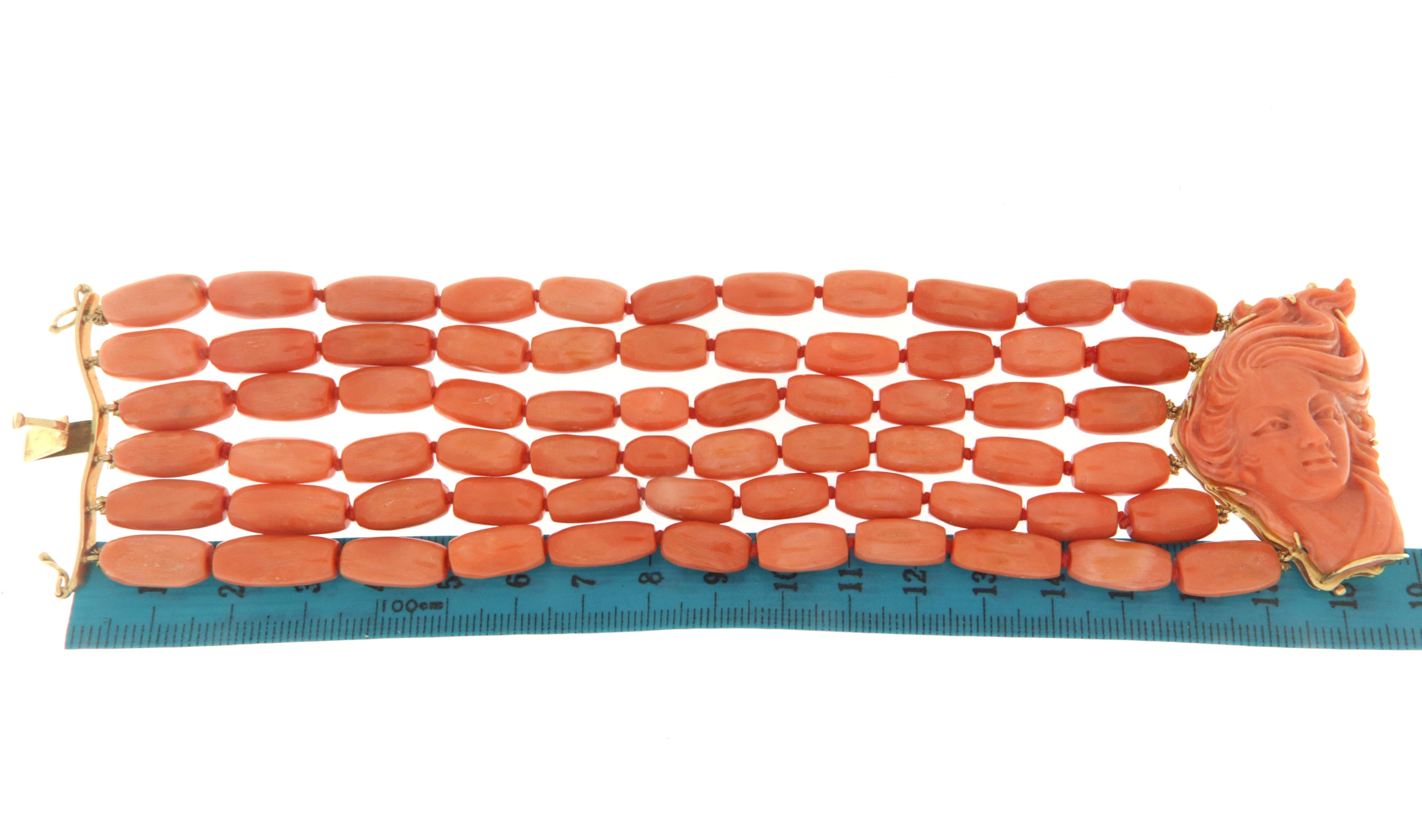Bracelet manchette en or jaune 18 carats et corail Pour femmes en vente