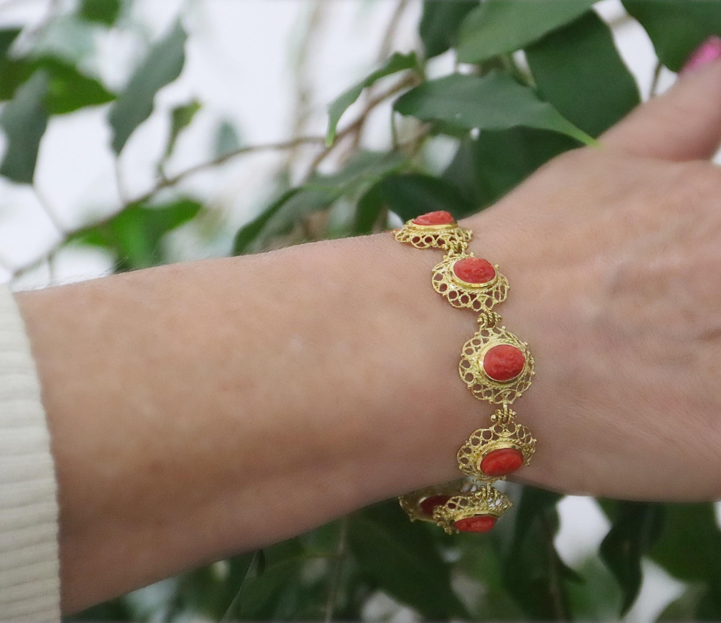 Koralle 18 Karat Gelbgold Manschettenarmband im Angebot 3
