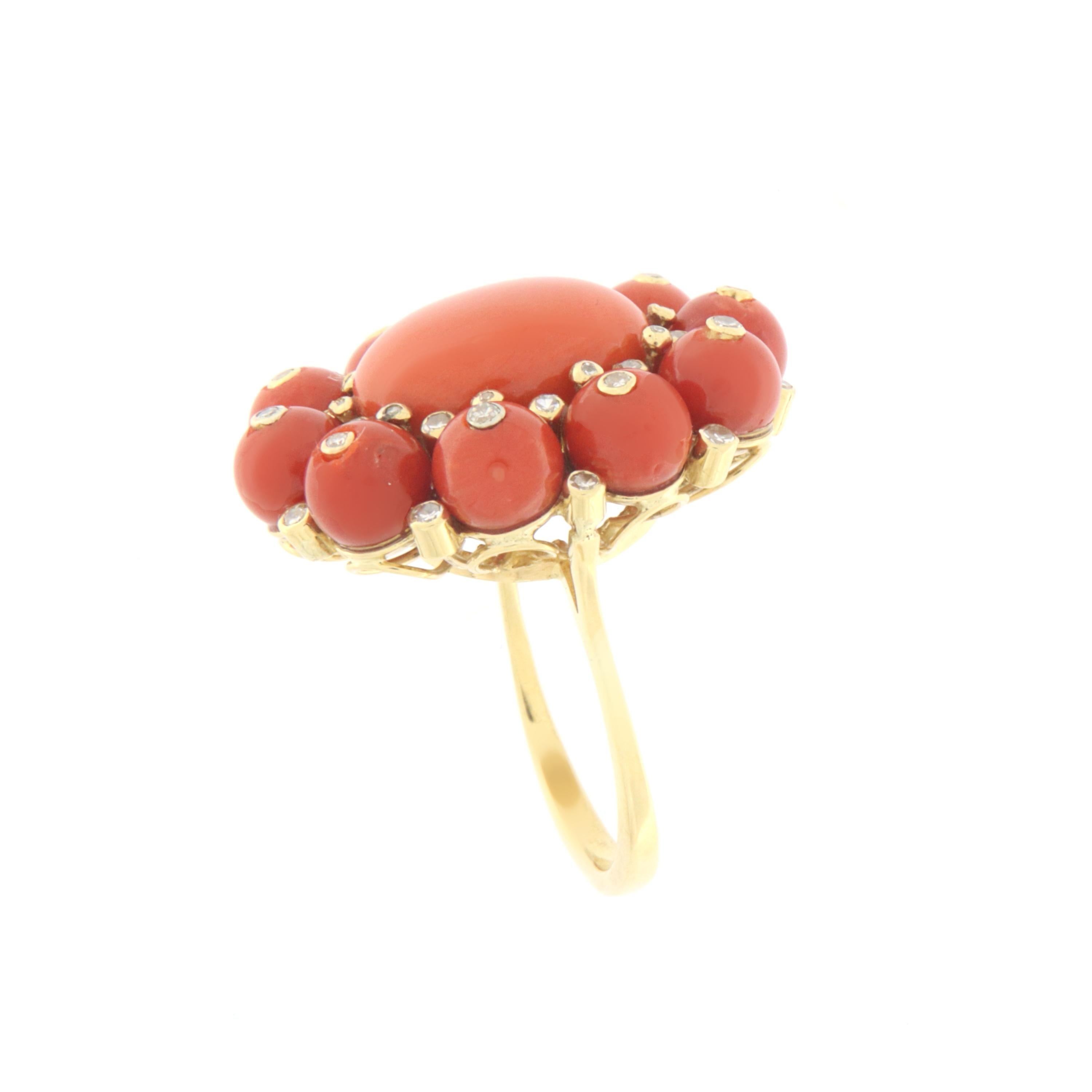 Coral 18 Karat Yellow Gold Diamonds Cocktail Ring In New Condition For Sale In Marcianise, IT